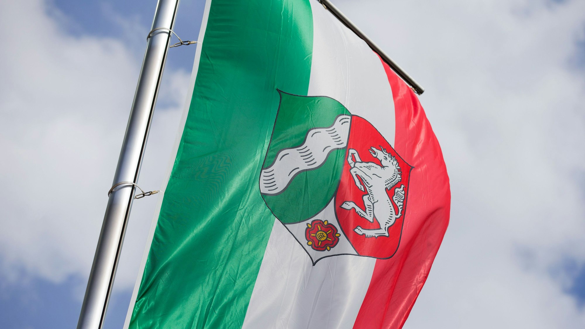 Eine Flagge mit dem Landeswappen von Nordrhein-Westfalen