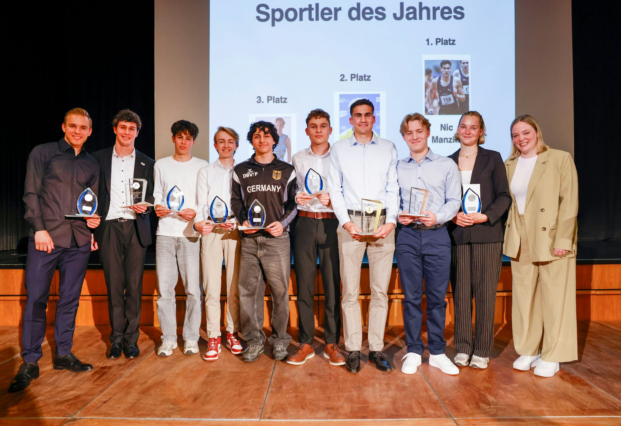 Die geehrten Sportler des Jahres 2025 bei der Siegerehrung im Stadtsaal Frechen.