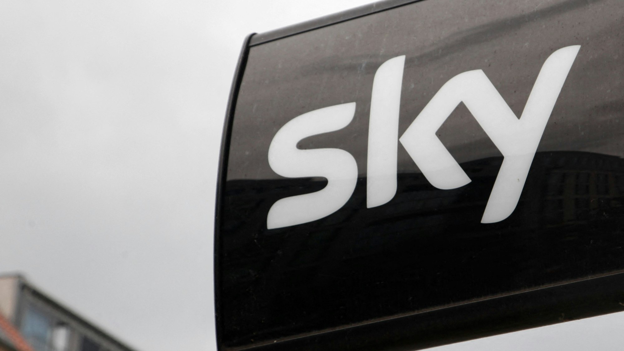 Ein „Sky“-Logo vor einem Restaurant. (Archivbild)