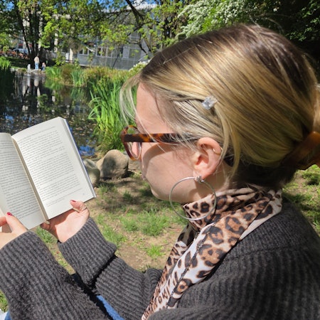 Lesen ist wieder beliebter, vor allem Genres wie Romantasy und Fantasy, die Eskapismus bieten, sind bei jüngeren Leserinnen und Lesern beliebt, beobachten Buchhändlerinnen aus Rhein-Sieg.