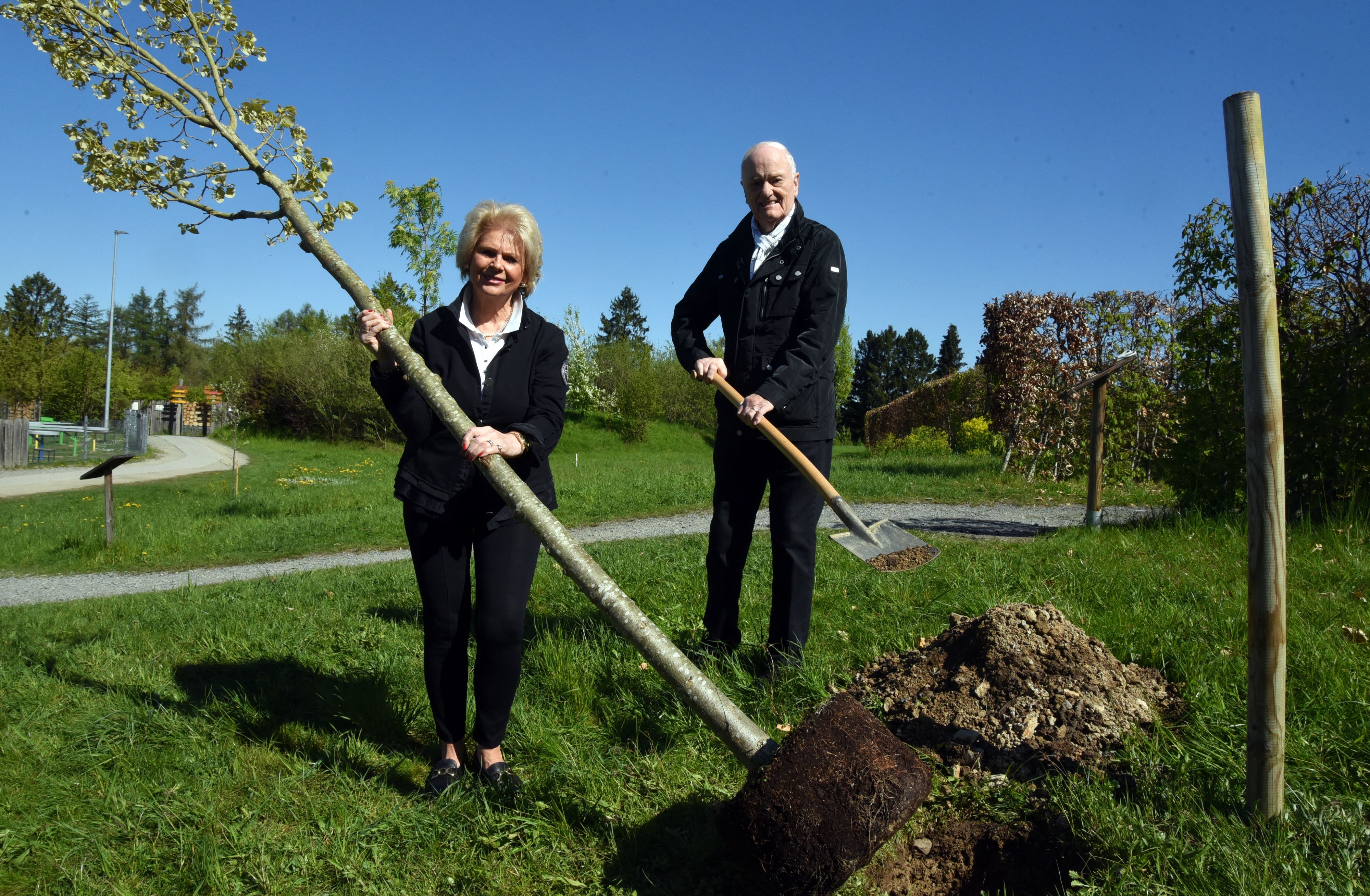 Auf dem Gelände des Naturerlebnisparks Panarbora hat das Jubelpaar Hildegard und Reinhard Grüber aus Waldbröl zur Feier der Diamanthochzeit eine Linde gesetzt.