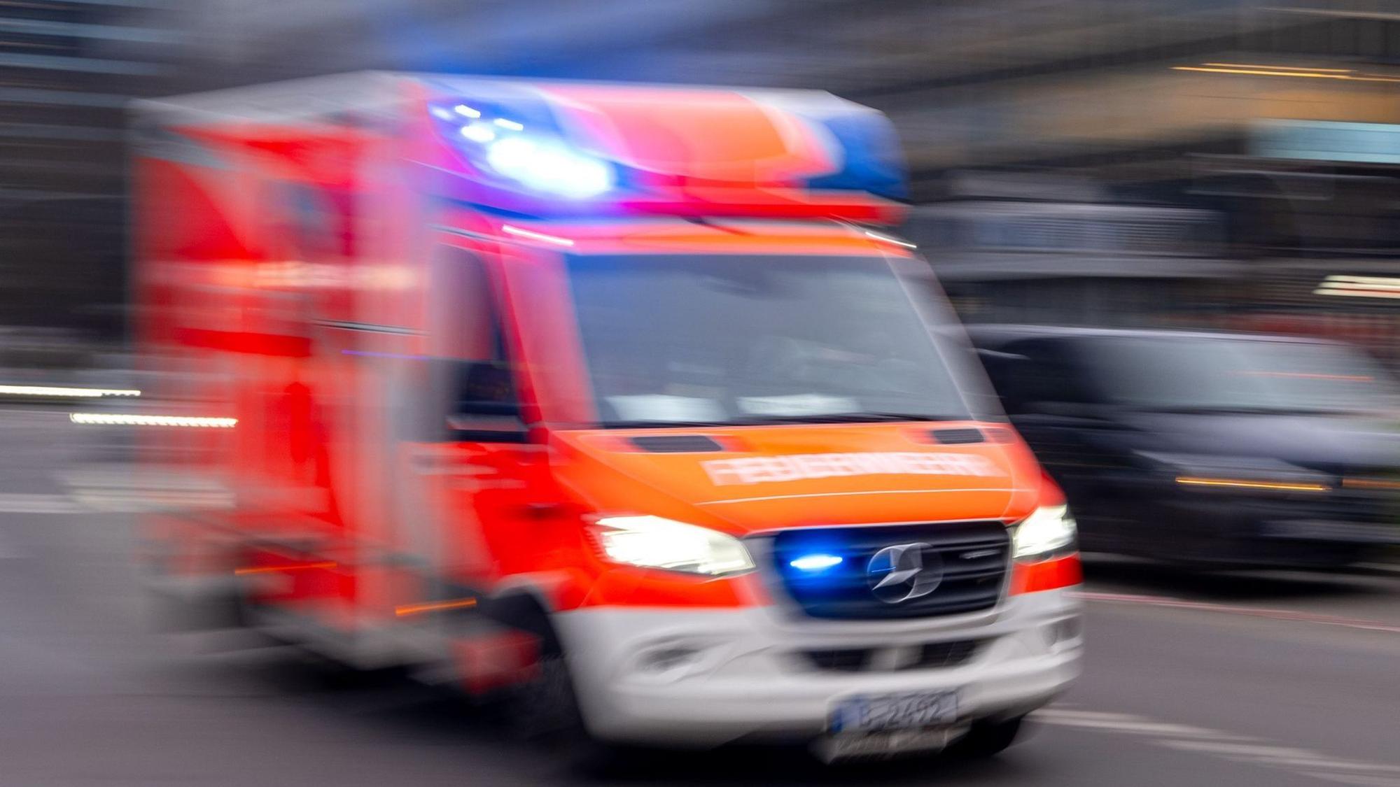 Ein Rettungswagen auf dem Weg zu einem Einsatz (Symbolfoto).
