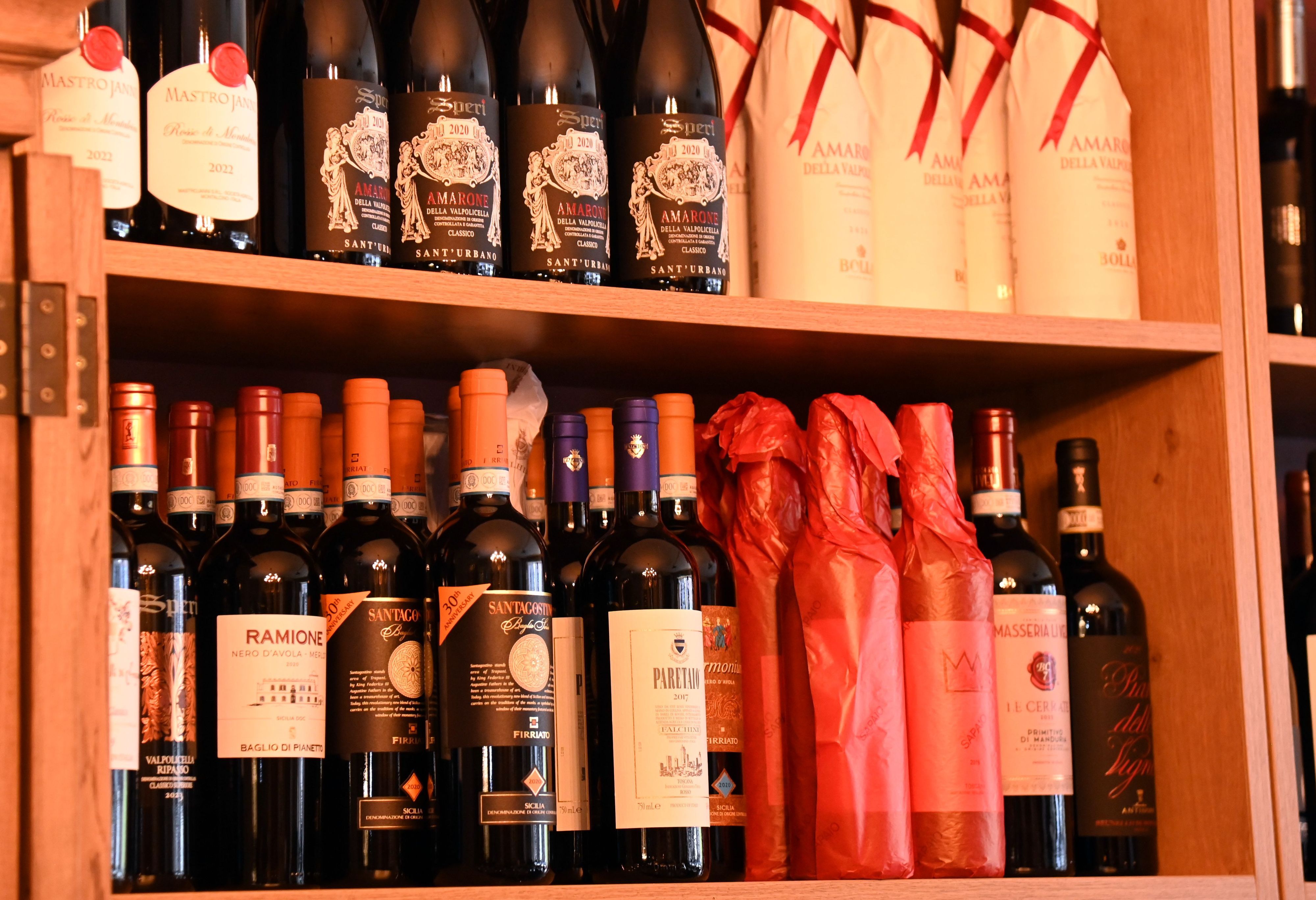 Das Weinregal mit vielen Rotweinflaschen ist zu sehen.