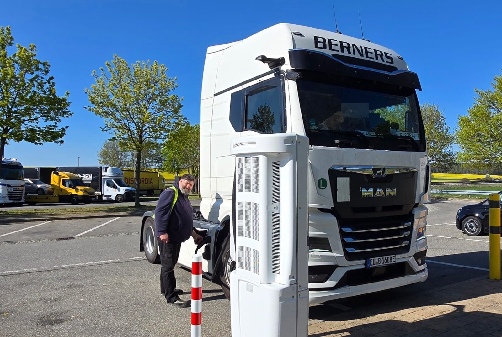 Die Zugmaschine der Spedition Berners mit Fahrer beim Ladevorgang.
