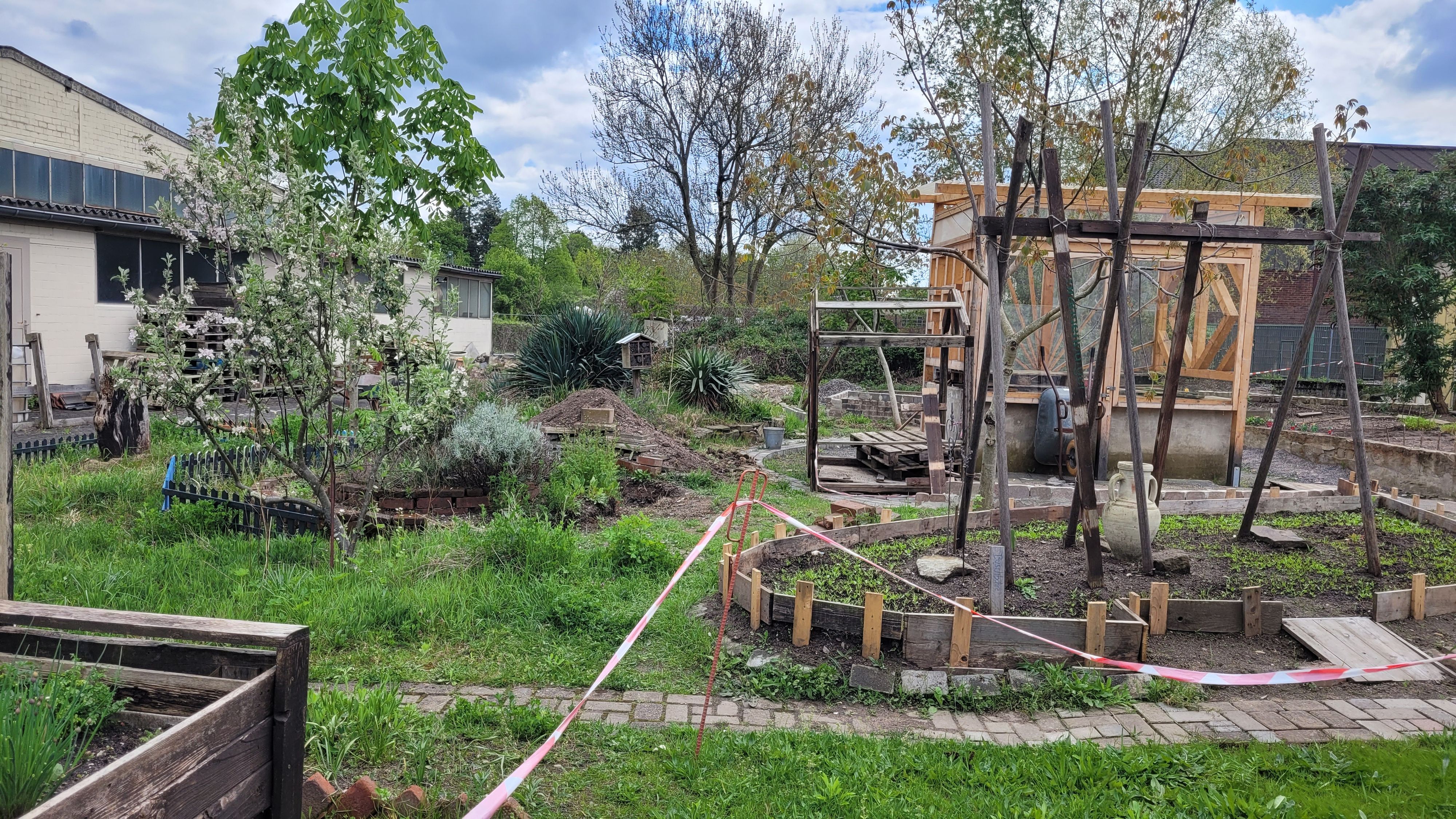 In dem Garten der GL Service gibt es Wiese und Beete.