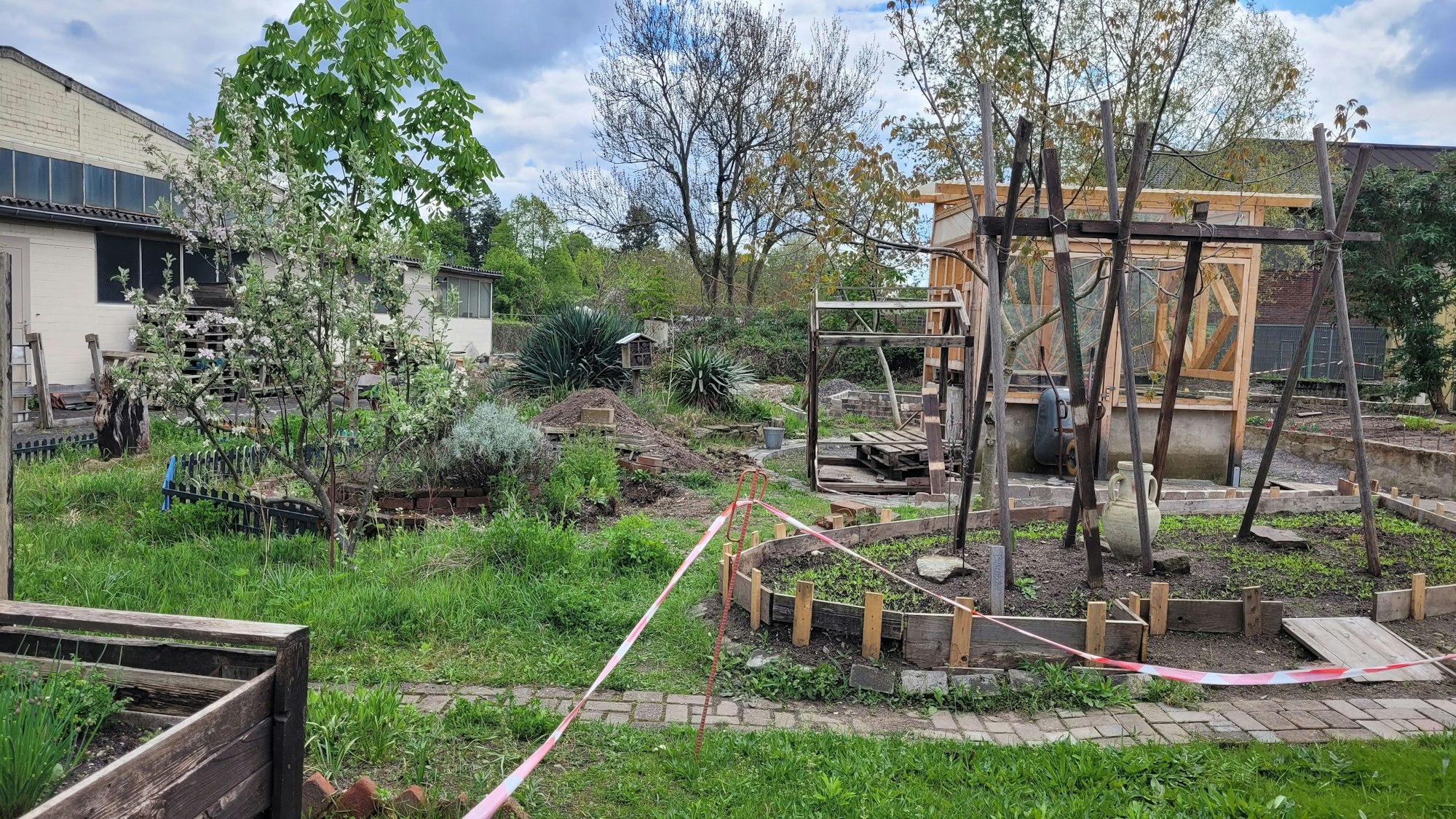 In dem Garten der GL Service gibt es Wiese und Beete.