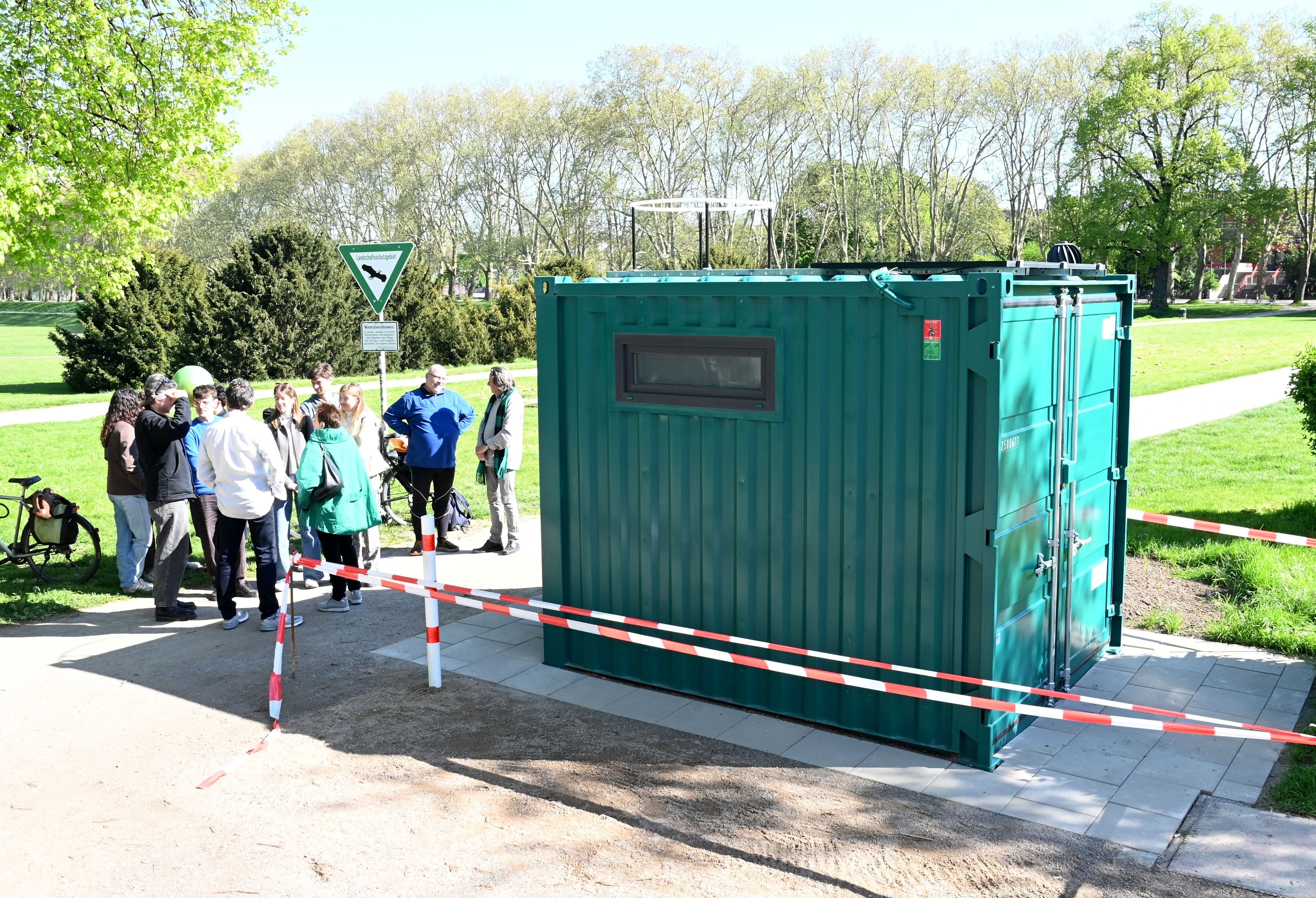 22.04.2026 Köln. Die zweite Trockentoilette von Holy Shit wurde an der Uniwiese eröffnet. Anastasia Bondar. Foto: Alexander Schwaiger