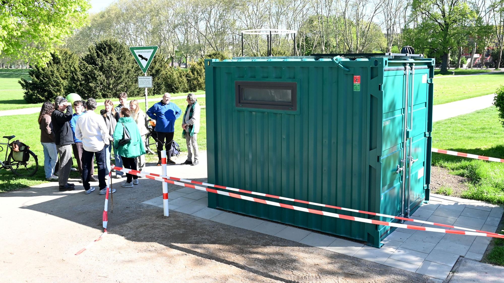 22.04.2026 Köln. Die zweite Trockentoilette von Holy Shit wurde an der Uniwiese eröffnet. Anastasia Bondar. Foto: Alexander Schwaiger