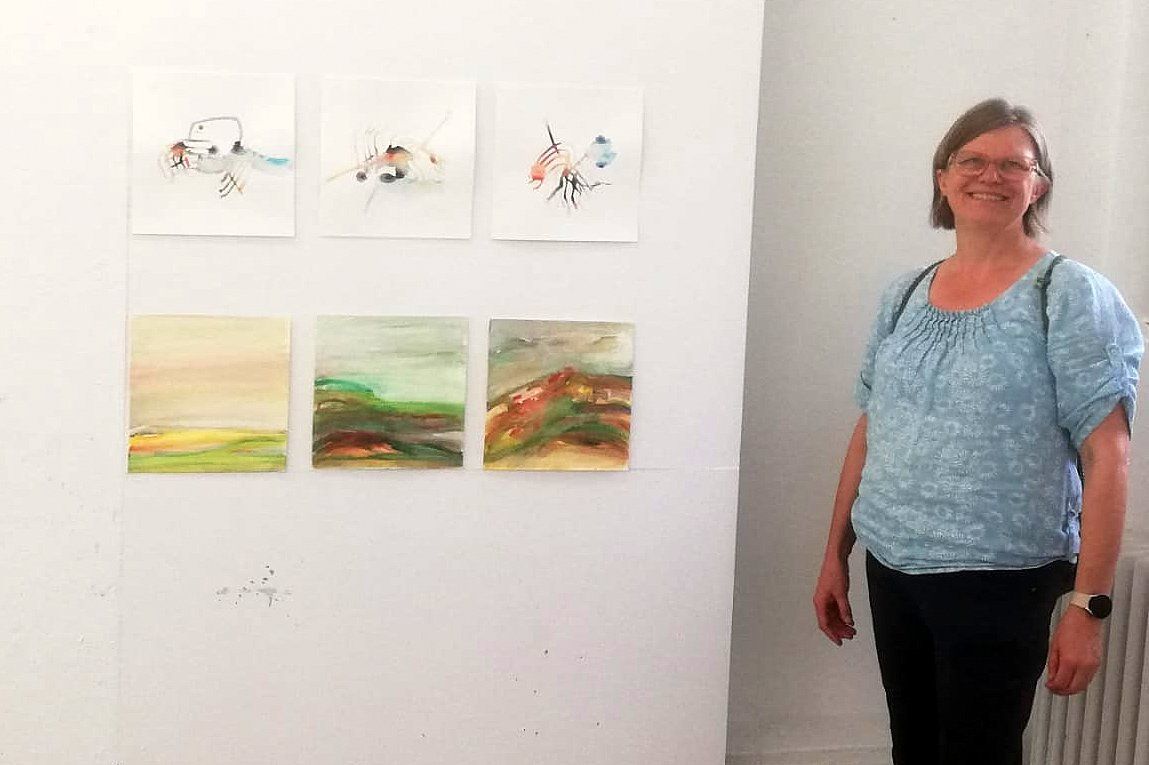 Christiane Janietz zeigt einige ihrer Bilder.