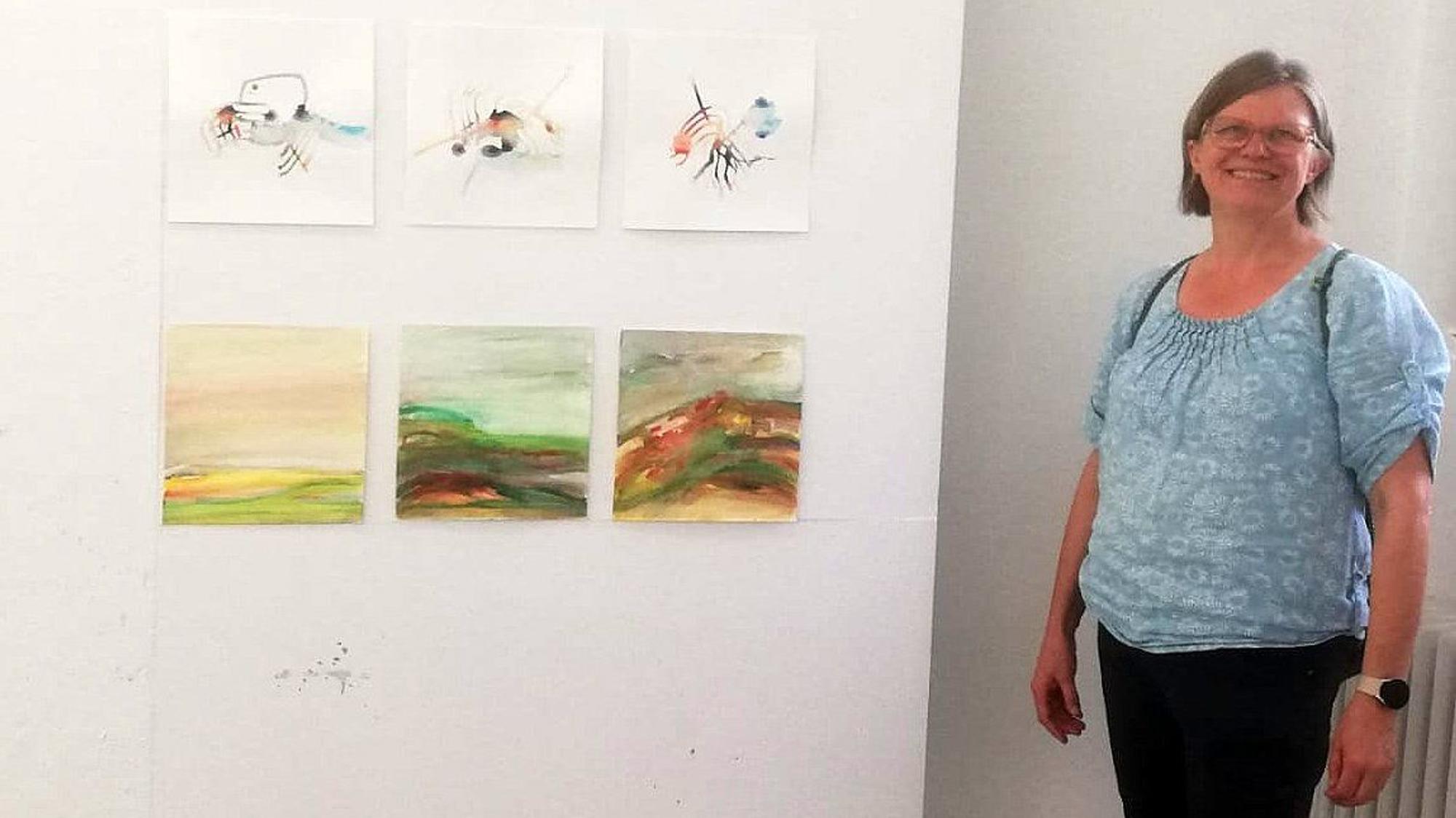 Christiane Janietz zeigt einige ihrer Bilder.