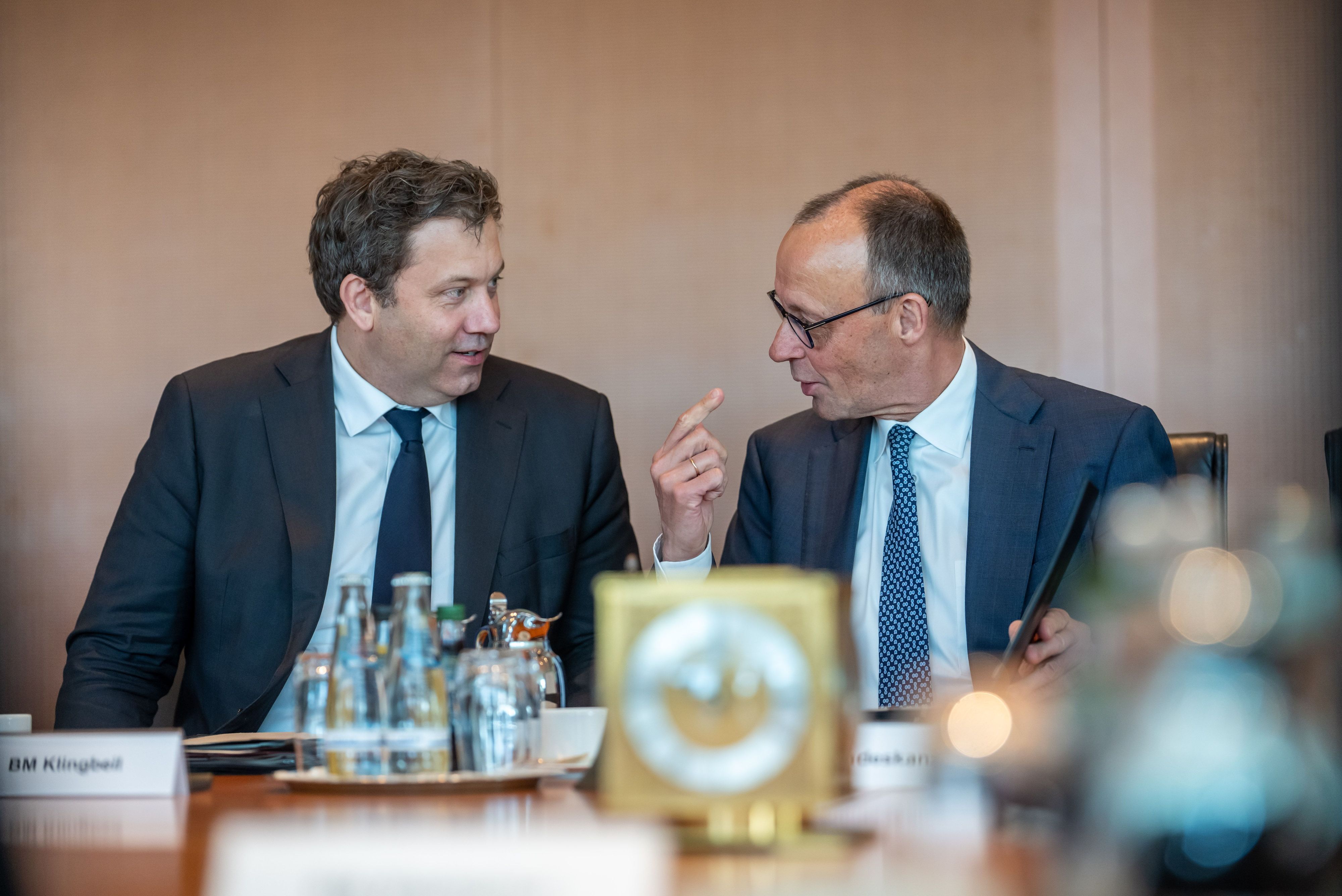 Bundeskanzler Friedrich Merz (r, CDU) spricht mit Lars Klingbeil (SPD), Bundesminister der Finanzen, zu Beginn der Sitzung des Bundeskabinett im Bundeskanzleramt. (Archivbild)