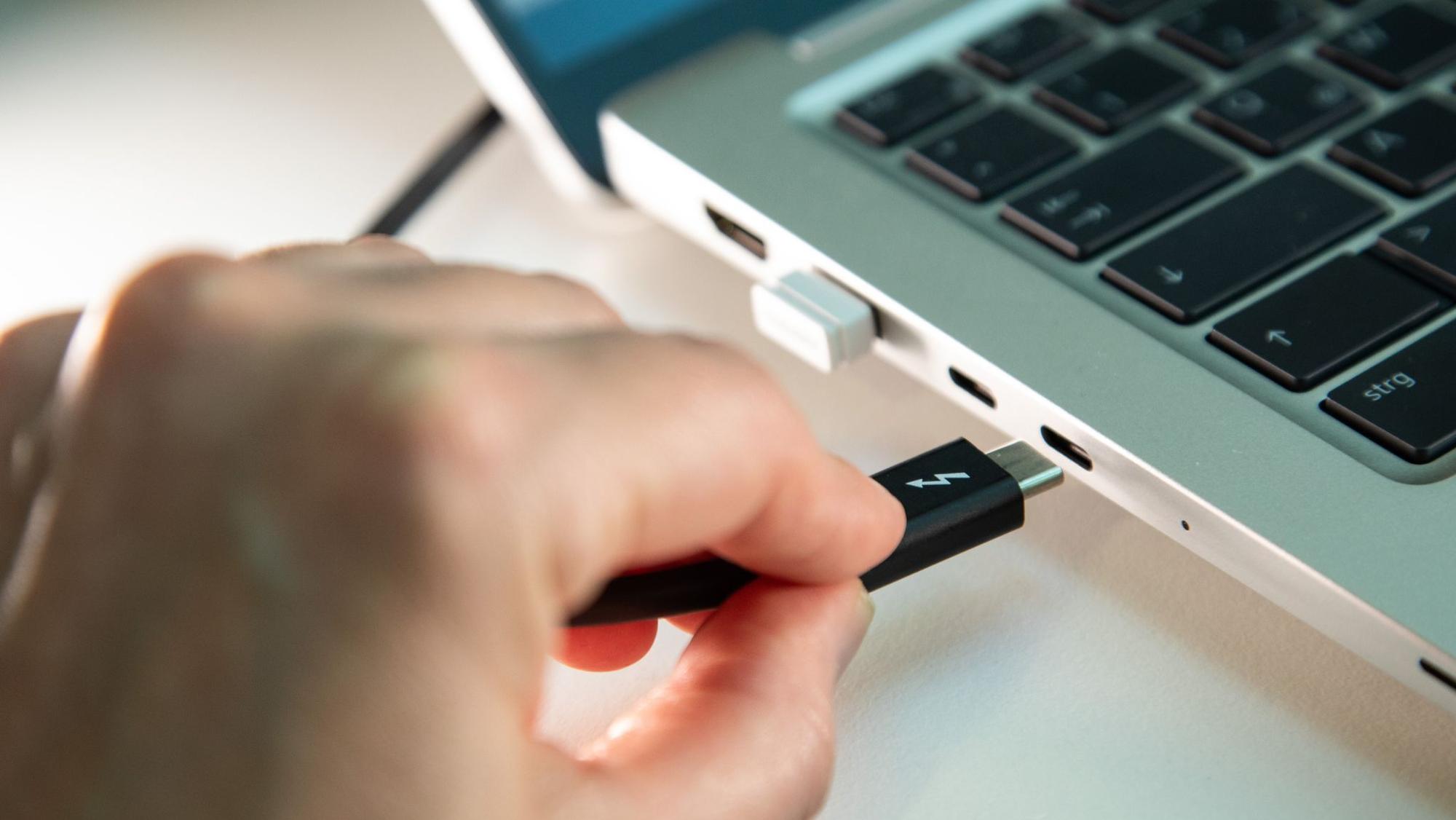 USB-C Ladebuchse und Ladekabel an einem Laptop