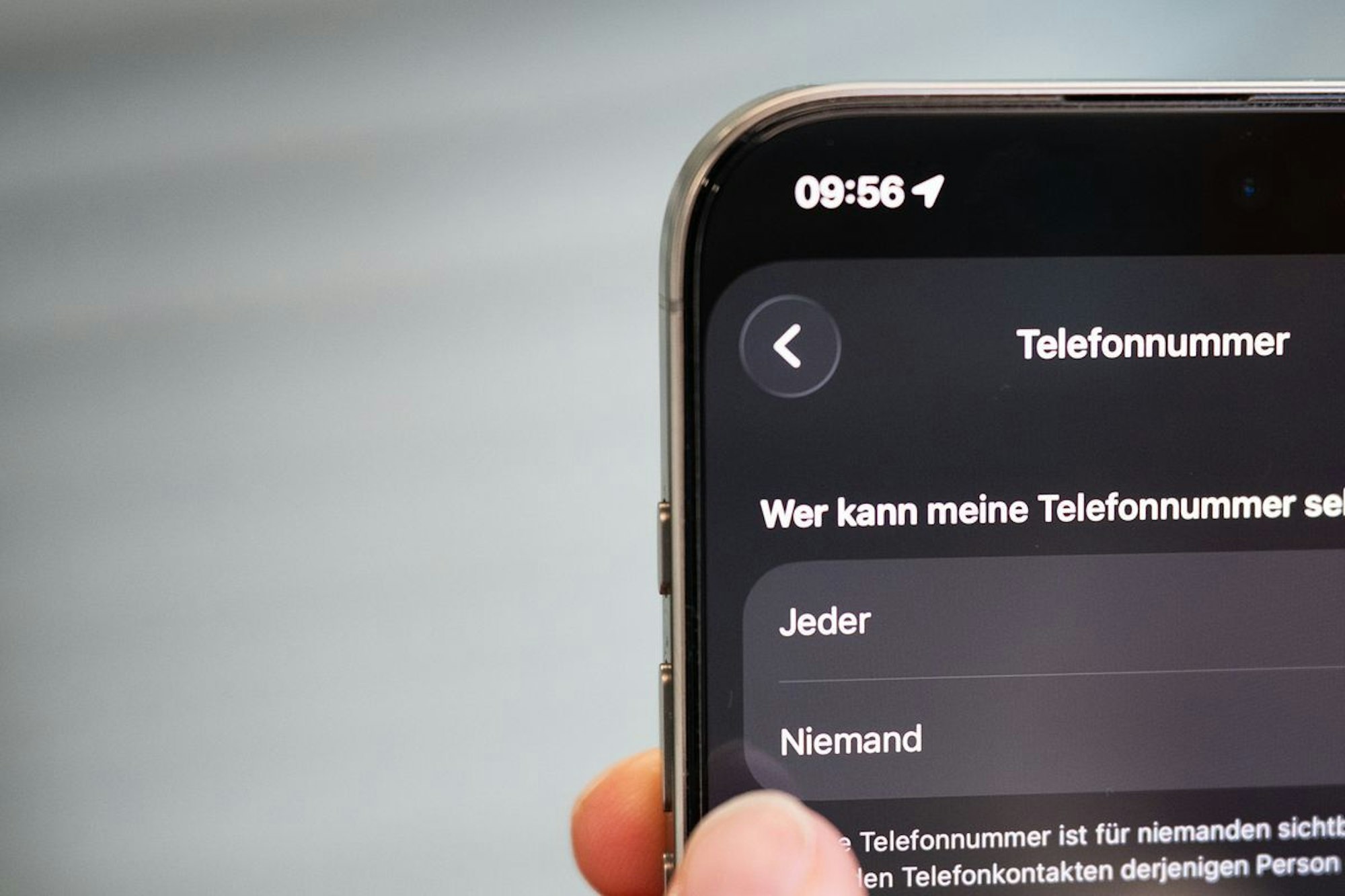 Ein Mann in den Einstellungen der App Signal