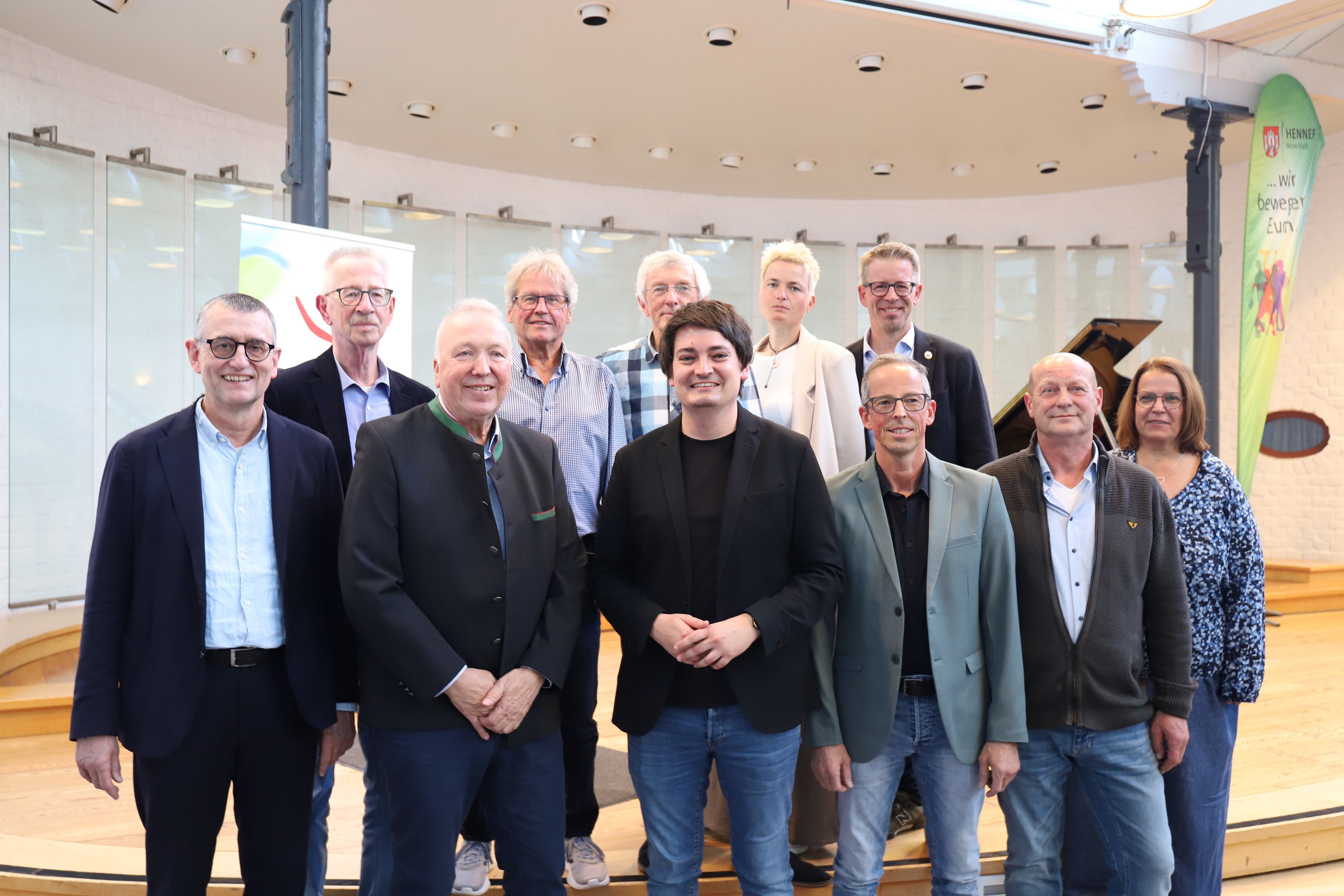 Stadtsportverband und die Stadt Hennef haben in der Meys Fabrik die Sportlerehrennadel an neun verdiente Persönlichkeiten des Hennefer Sports verliehen. Die Geehrten mti Bürgermeister Mario Dahm (M.) und dem Präsidenten des Stadtsportverbands Hajo Noppeney.