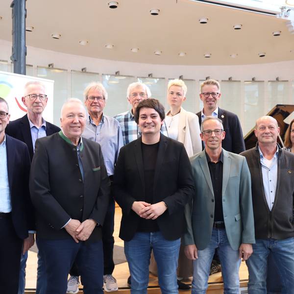 Stadtsportverband und die Stadt Hennef haben in der Meys Fabrik die Sportlerehrennadel an neun verdiente Persönlichkeiten des Hennefer Sports verliehen. Die Geehrten mti Bürgermeister Mario Dahm (M.) und dem Präsidenten des Stadtsportverbands Hajo Noppeney.