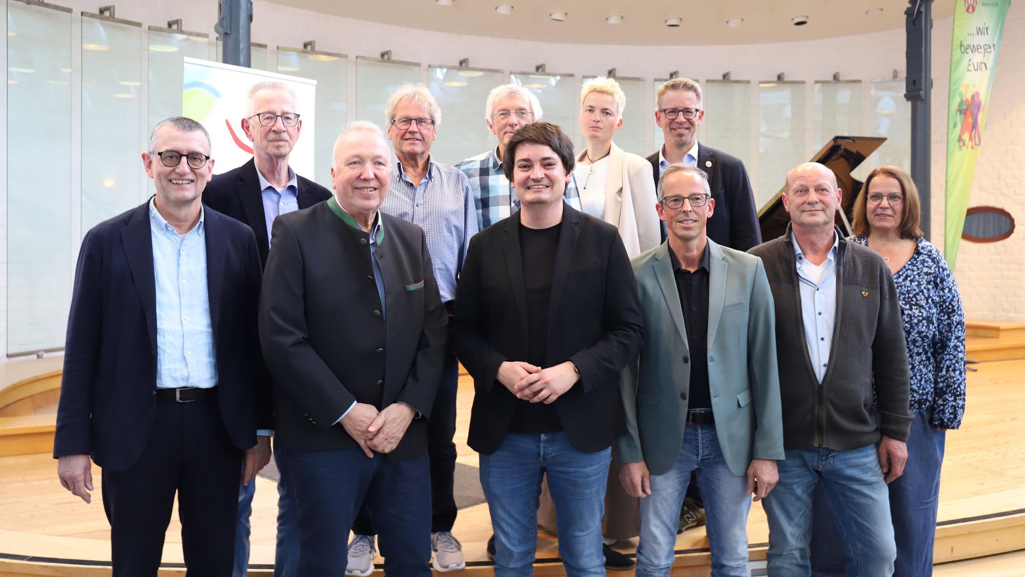 Stadtsportverband und die Stadt Hennef haben in der Meys Fabrik die Sportlerehrennadel an neun verdiente Persönlichkeiten des Hennefer Sports verliehen. Die Geehrten mti Bürgermeister Mario Dahm (M.) und dem Präsidenten des Stadtsportverbands Hajo Noppeney.
