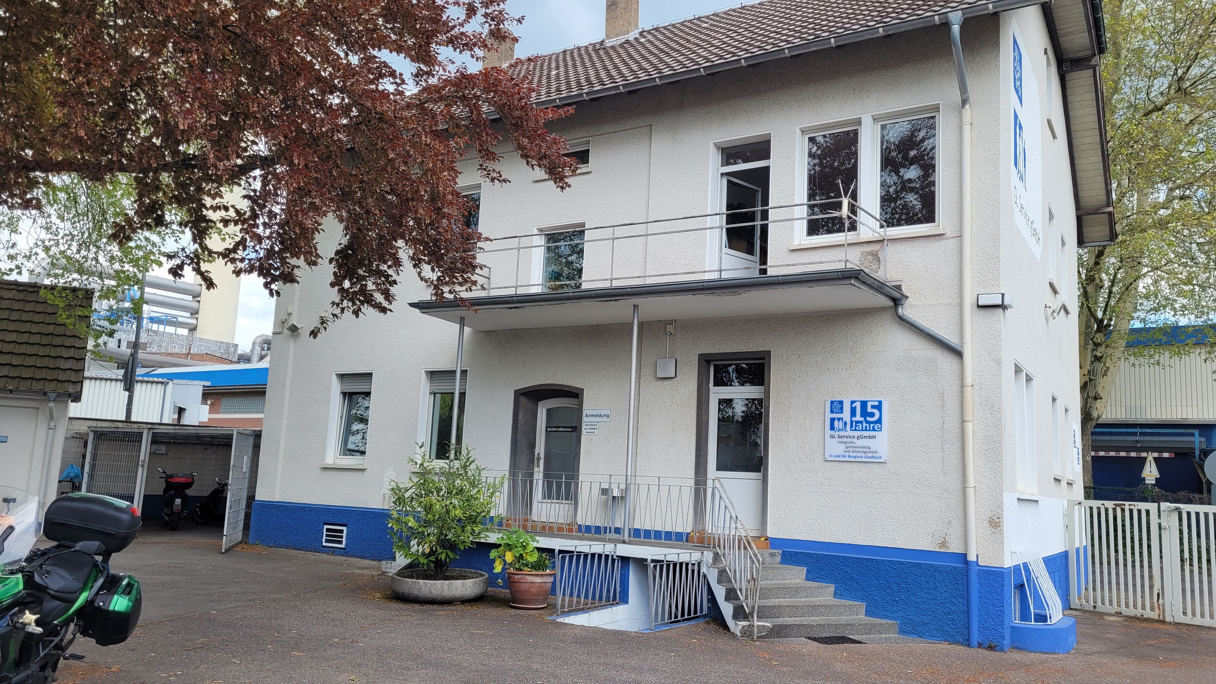 Das Haus der GL Service ist weiß mit einem blauen Fundament.