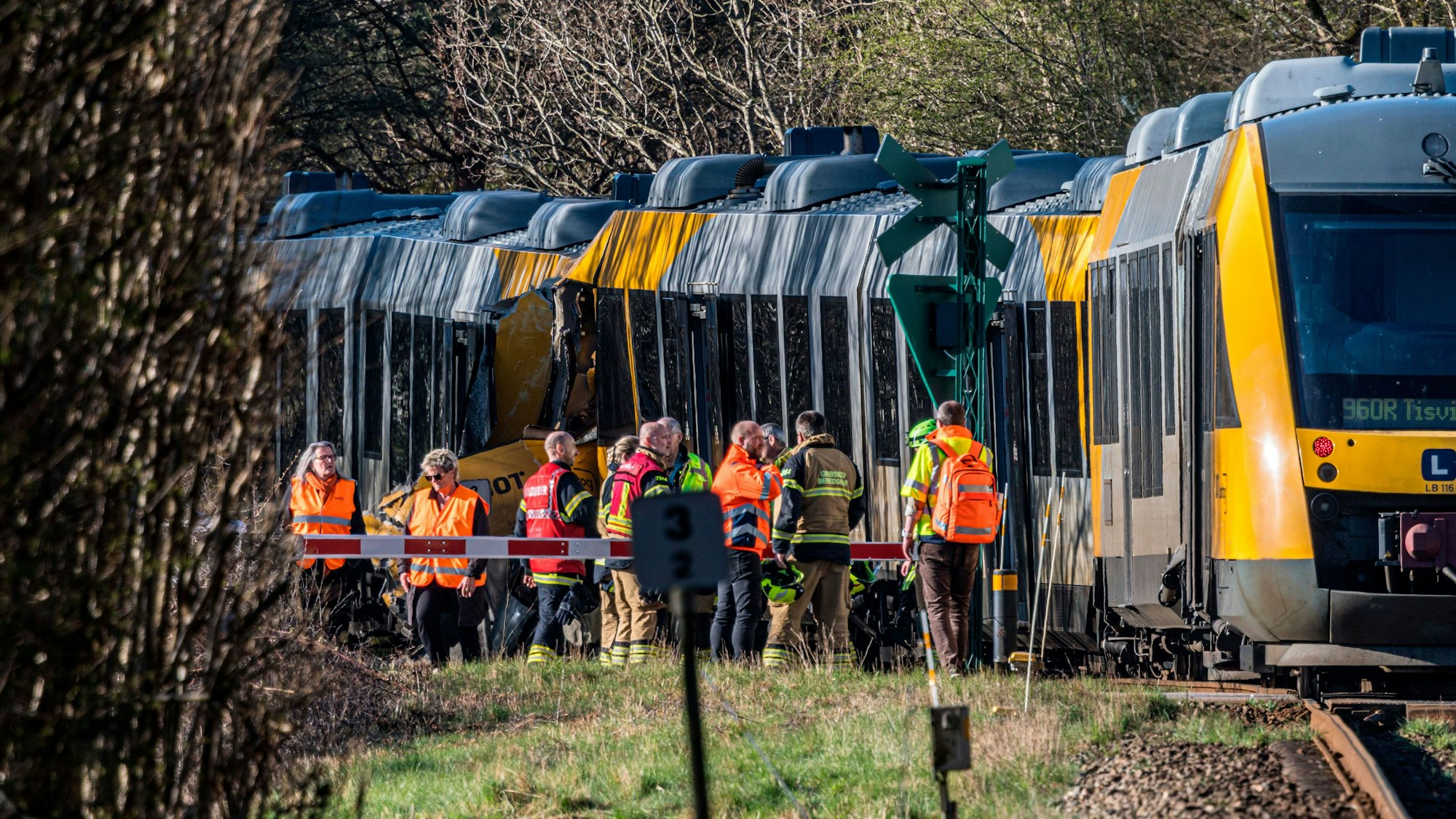 Rettungskräfte sind an der Unfallstelle im Einsatz, nachdem zwei Züge am Morgen auf der Bahnstrecke zwischen Hillerød und Kagerup, nördlich von Kopenhagen, zusammengestoßen sind.