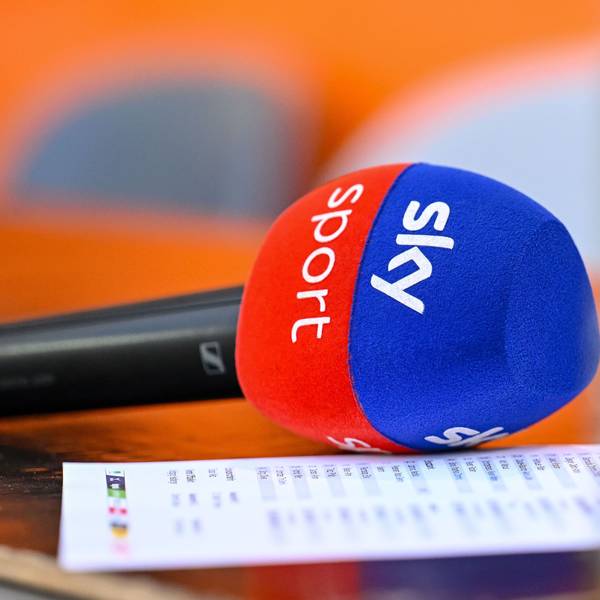 Ein Sky-Sport-Mikrofon liegt auf einem Tisch.