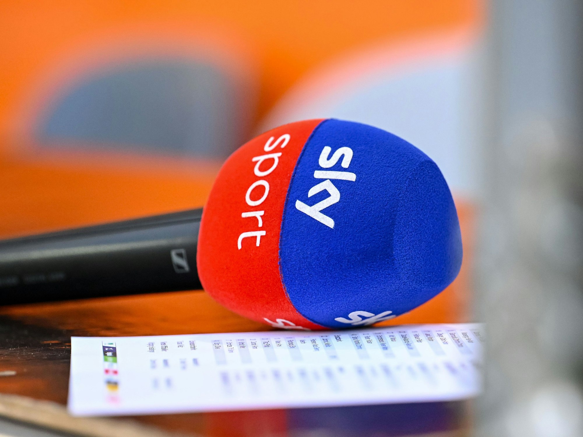 Ein Sky-Sport-Mikrofon liegt auf einem Tisch.