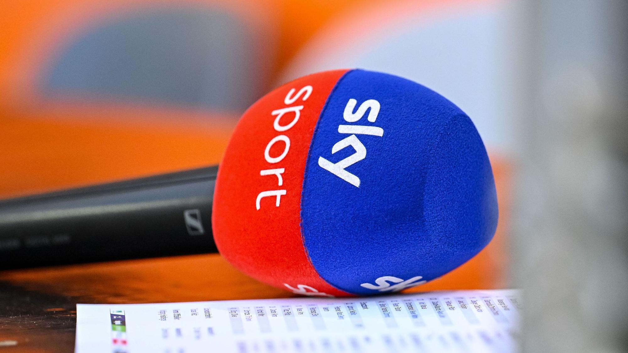 Ein Sky-Sport-Mikrofon liegt auf einem Tisch.
