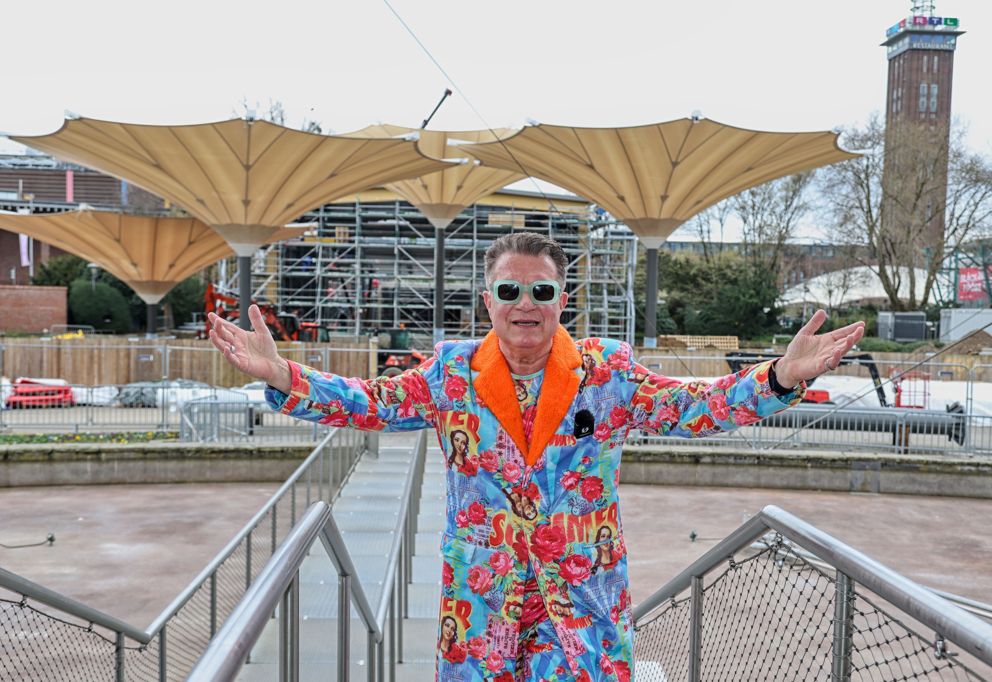 Vor der Baustelle am Kölner Tanzbrunnen, wirbt Linus (Michael Büttgen) für die Talentprobe am 11. September 2026 im Tanzbrunnen