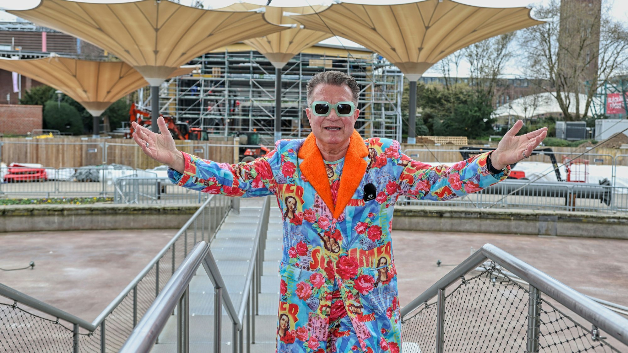 Vor der Baustelle am Kölner Tanzbrunnen, wirbt Linus (Michael Büttgen) für die Talentprobe am 11. September 2026 im Tanzbrunnen