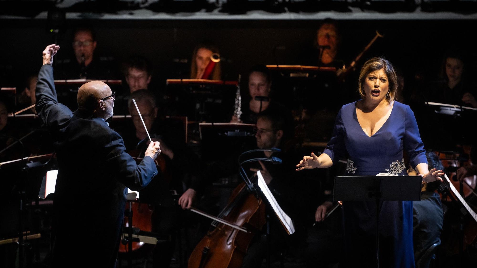 Dirigent Giuliano Carella, Gürzenich-Orchester Köln, und Marta Torbidoni als Elvira