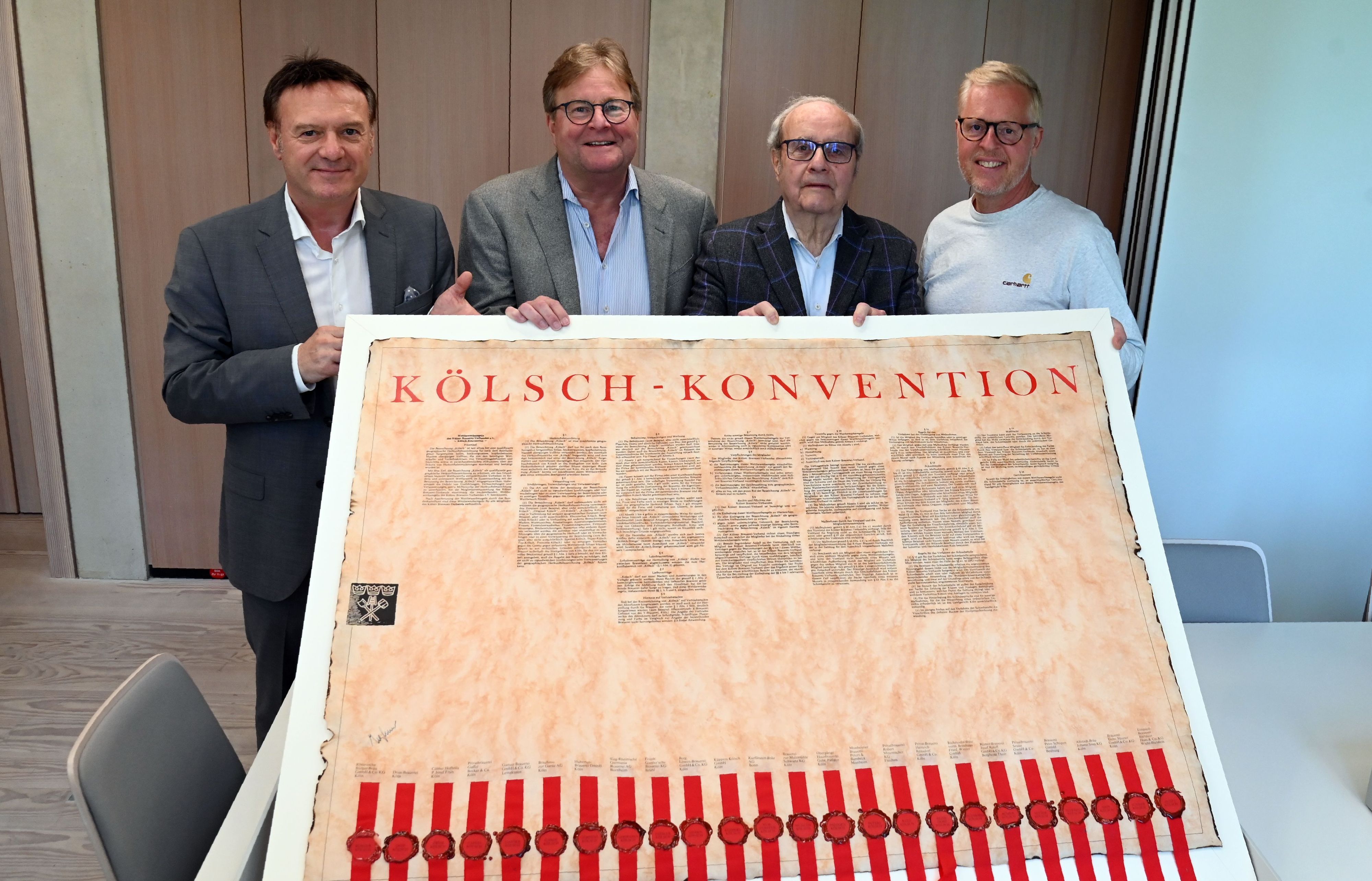 Am Tag des Deutschen Bieres präsentiert das Historische Archiv mit Rheinischem Bildarchiv die lang als verschollen geltende Originalurkunde der Kölsch-Konvention. Zu sehen sind: Christian Kerner (v.l.), Alexander Rolff, Rudolf Päffgen, Thomas Deloy.