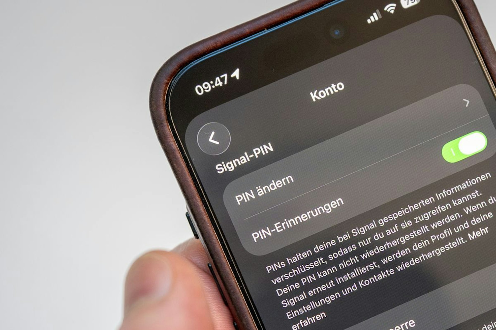 Ein Mann aktiviert die Registrierungssperre der App Signal