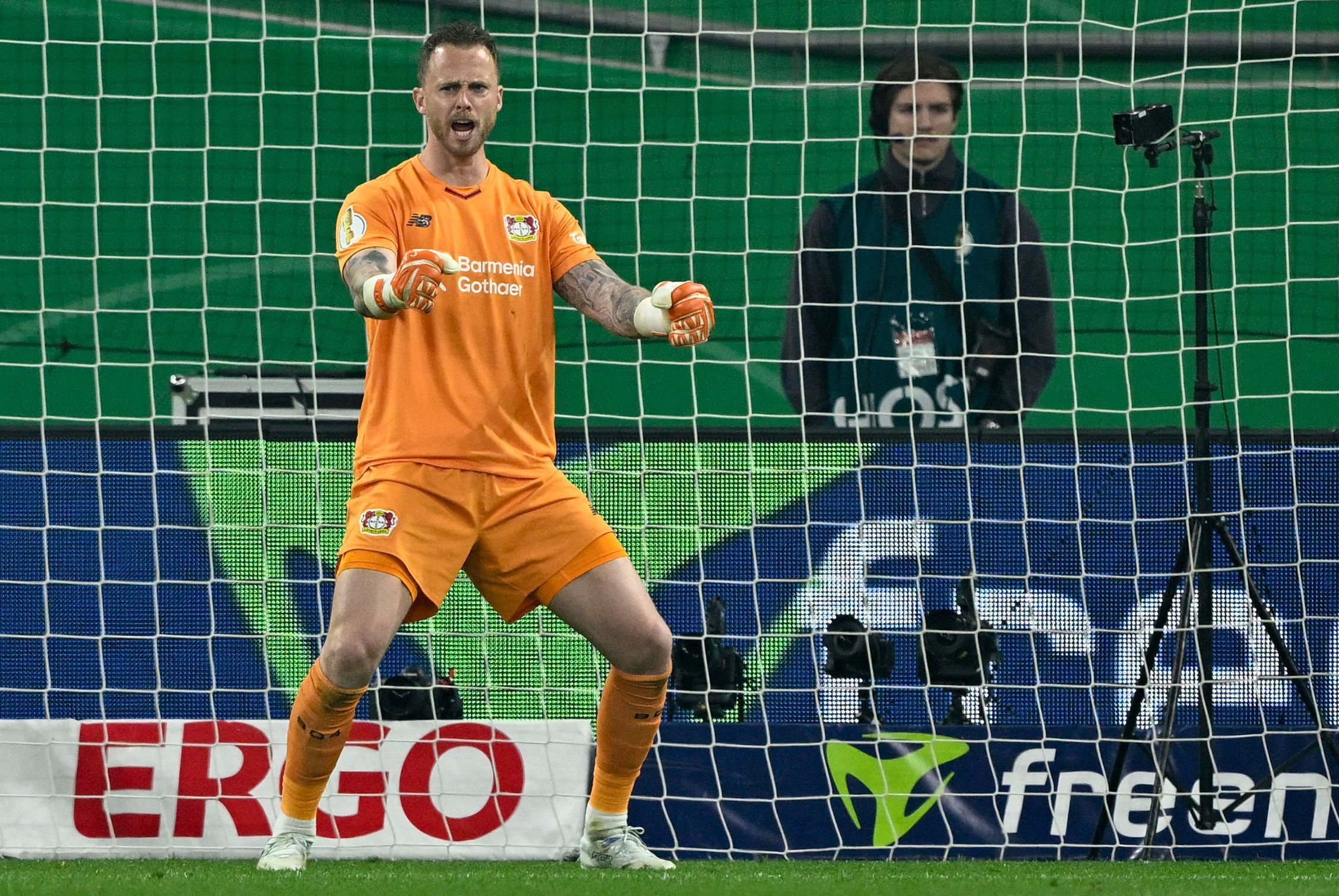 Mark Flekken jubelt mit geballten Fäusten.