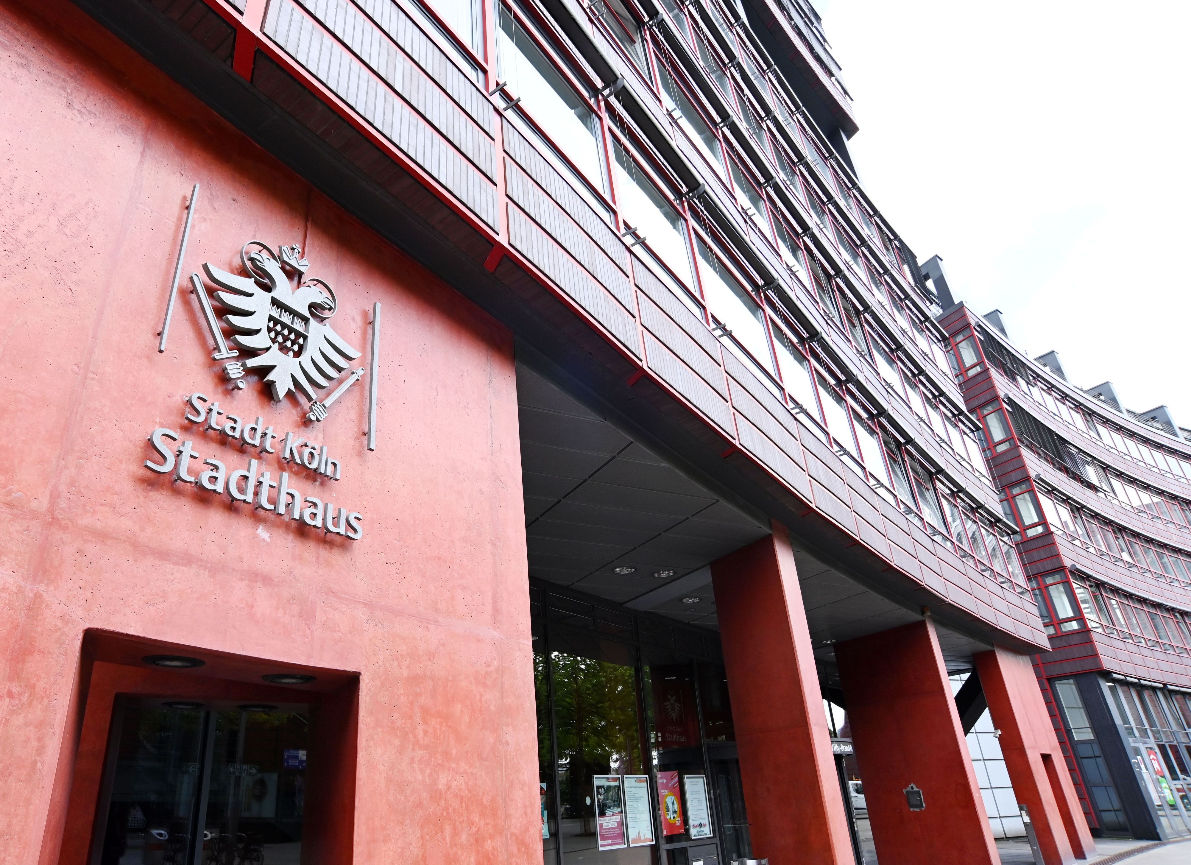Im Stadthaus in Deutz arbeiten tausende Menschen für die Stadt Köln.