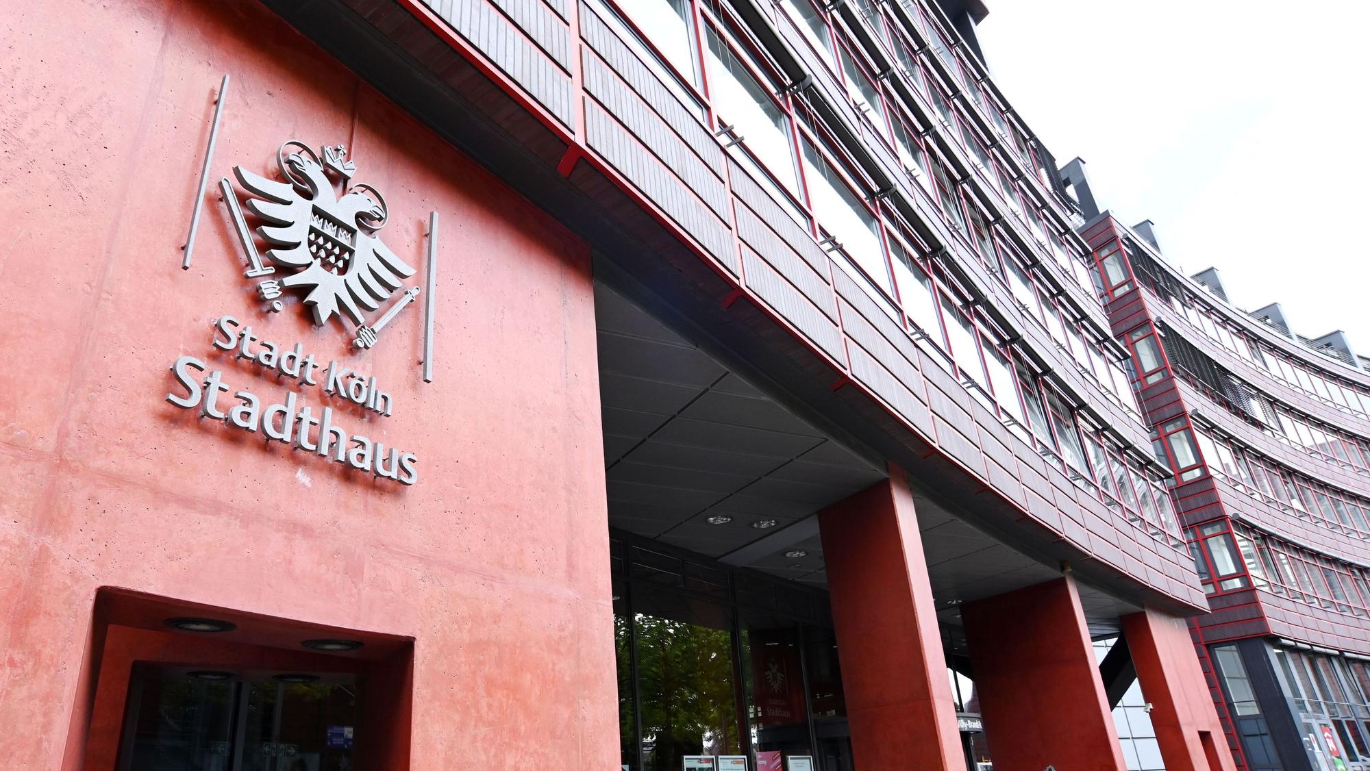 Im Stadthaus in Deutz arbeiten tausende Menschen für die Stadt Köln.