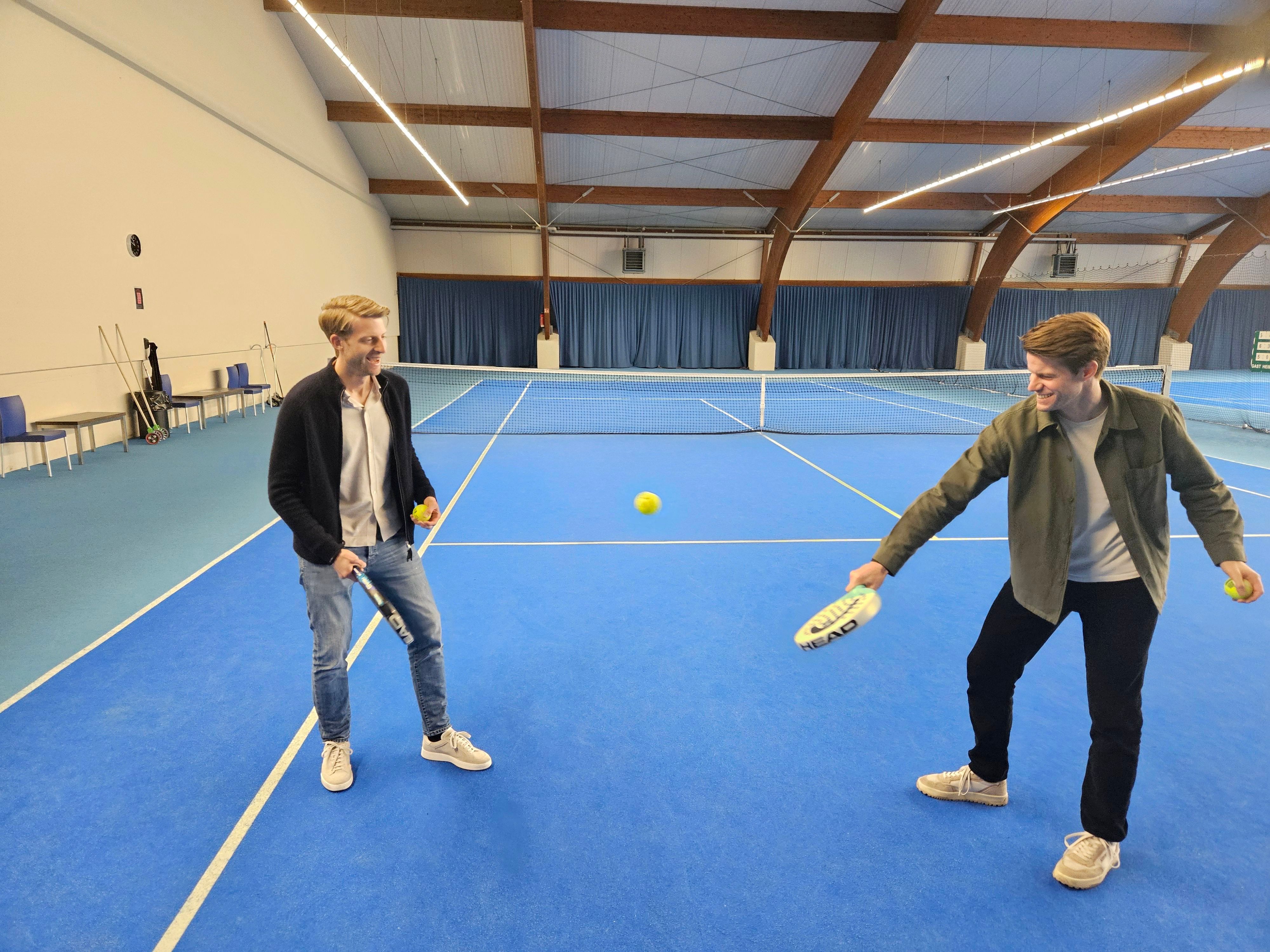 Die beiden Brüder spielen sich einen Ball zu.