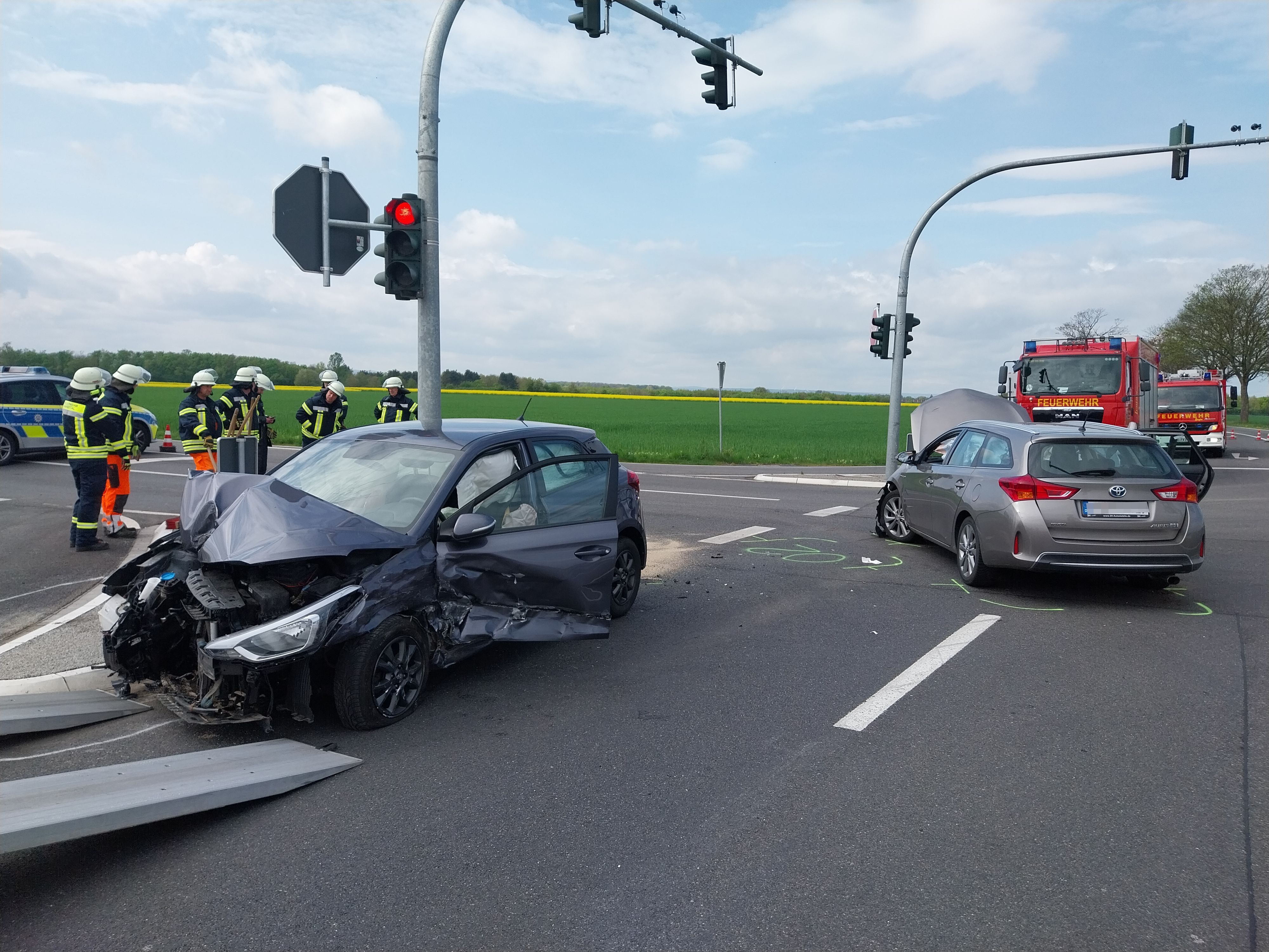 Bei einem Unfall im April 2025 stießen diese zwei Autos an der prekären Stelle zusammen.