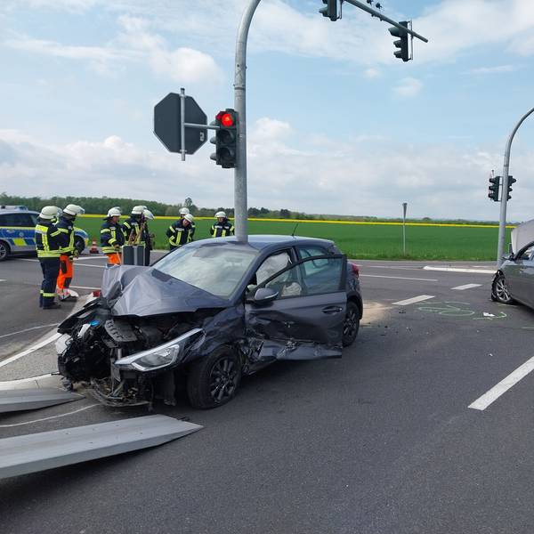 Bei einem Unfall im April 2025 stießen diese zwei Autos an der prekären Stelle zusammen.