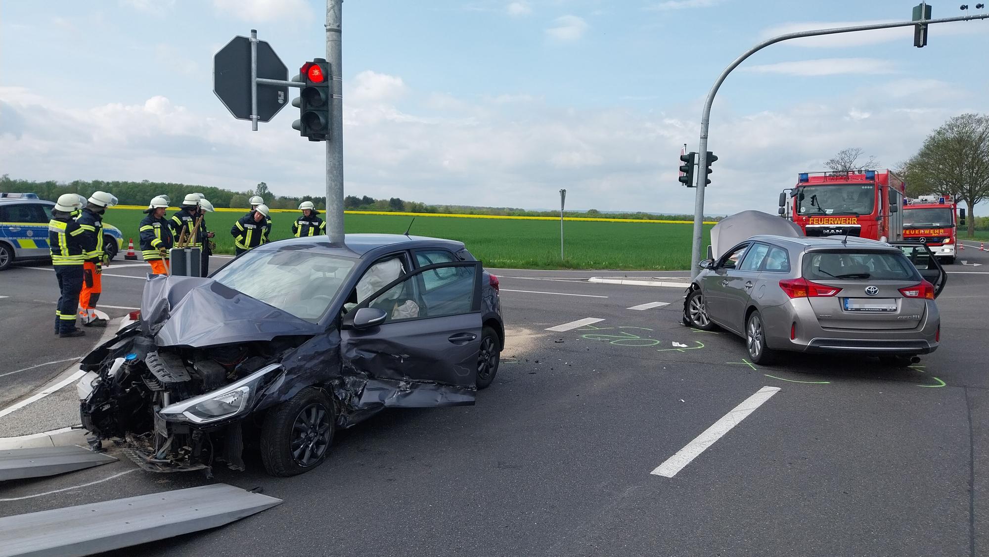 Bei einem Unfall im April 2025 stießen diese zwei Autos an der prekären Stelle zusammen.