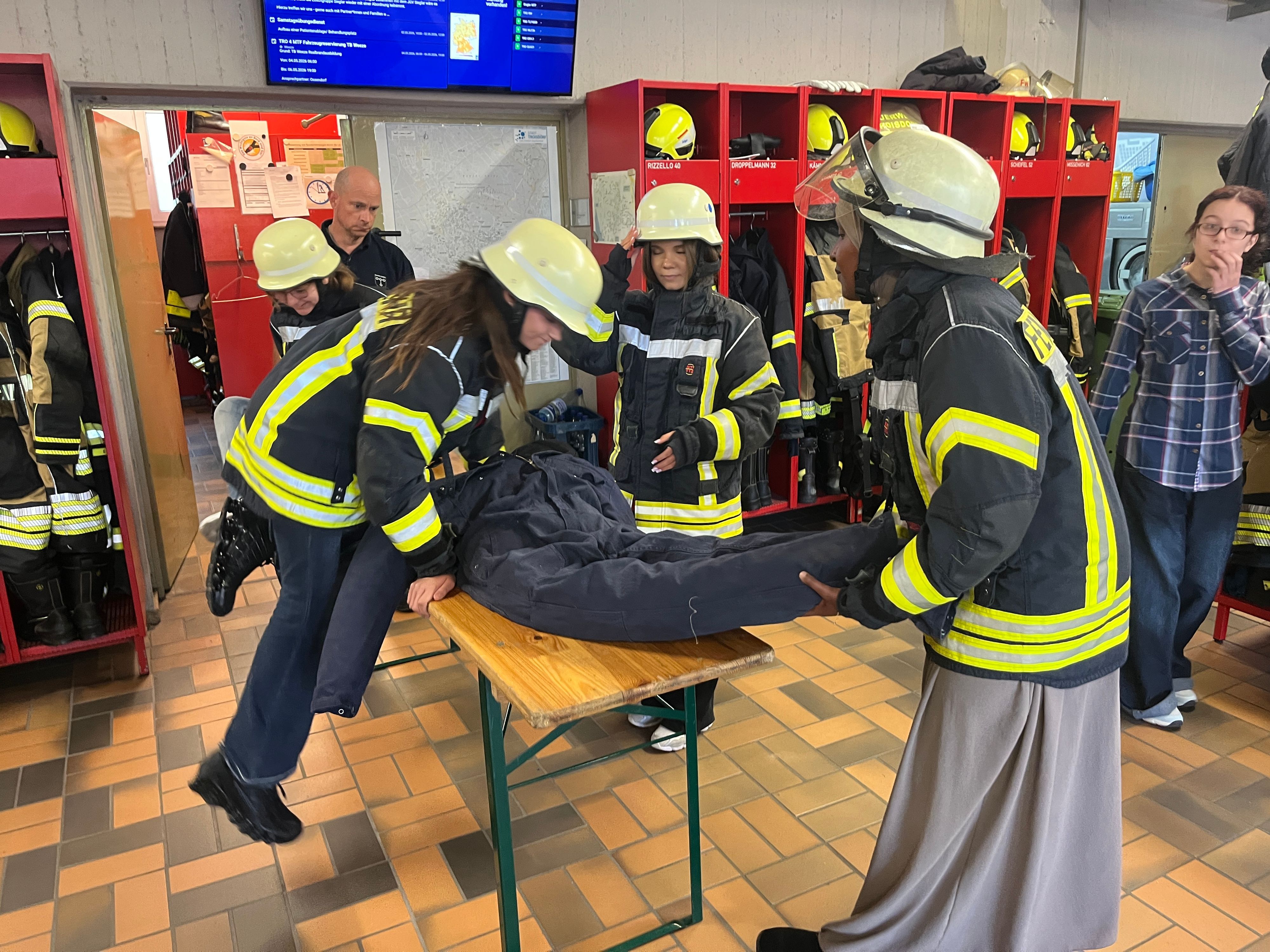 Bei der Troisdorfer Feuerwehr mussten die Mädchen einen aus einer Notlage geretteten Patienten über einen Parcours tragen.