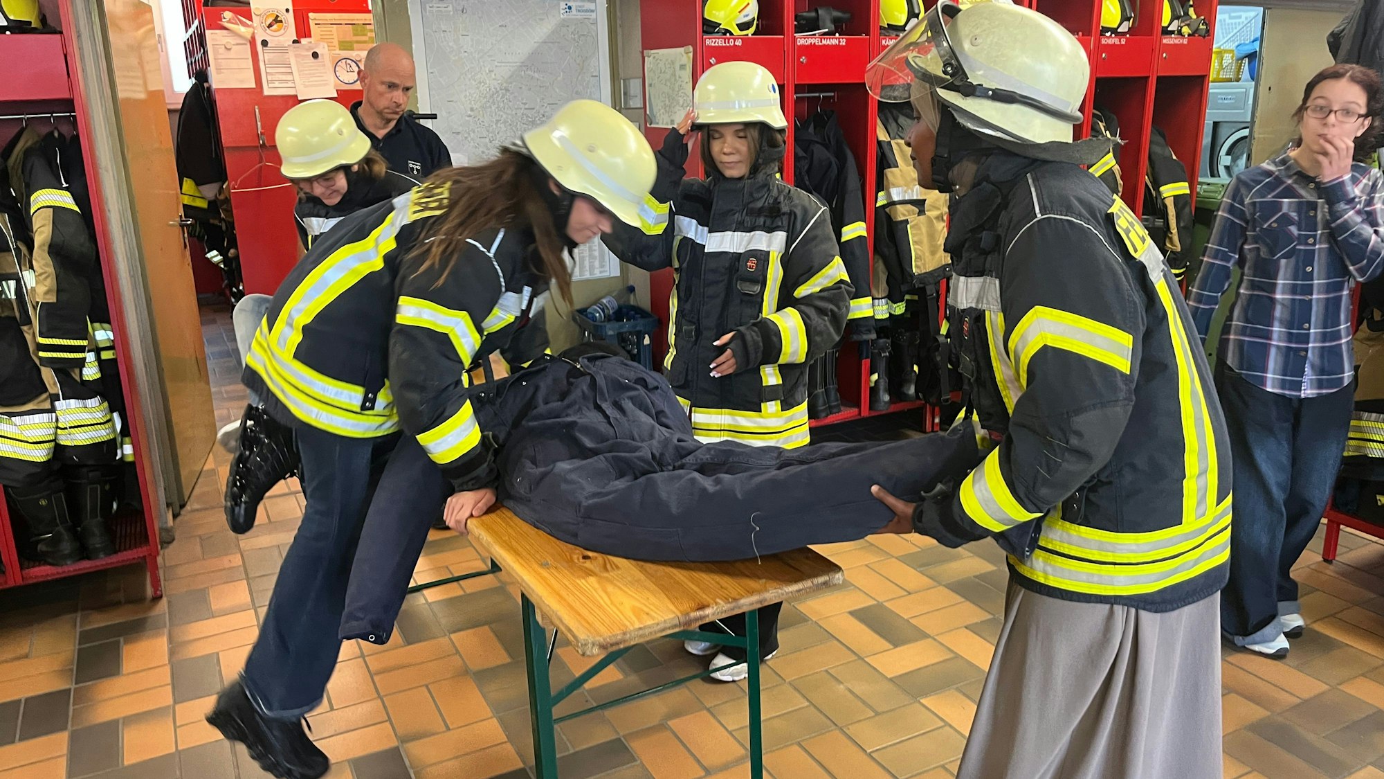 Bei der Troisdorfer Feuerwehr mussten die Mädchen einen aus einer Notlage geretteten Patienten über einen Parcours tragen.