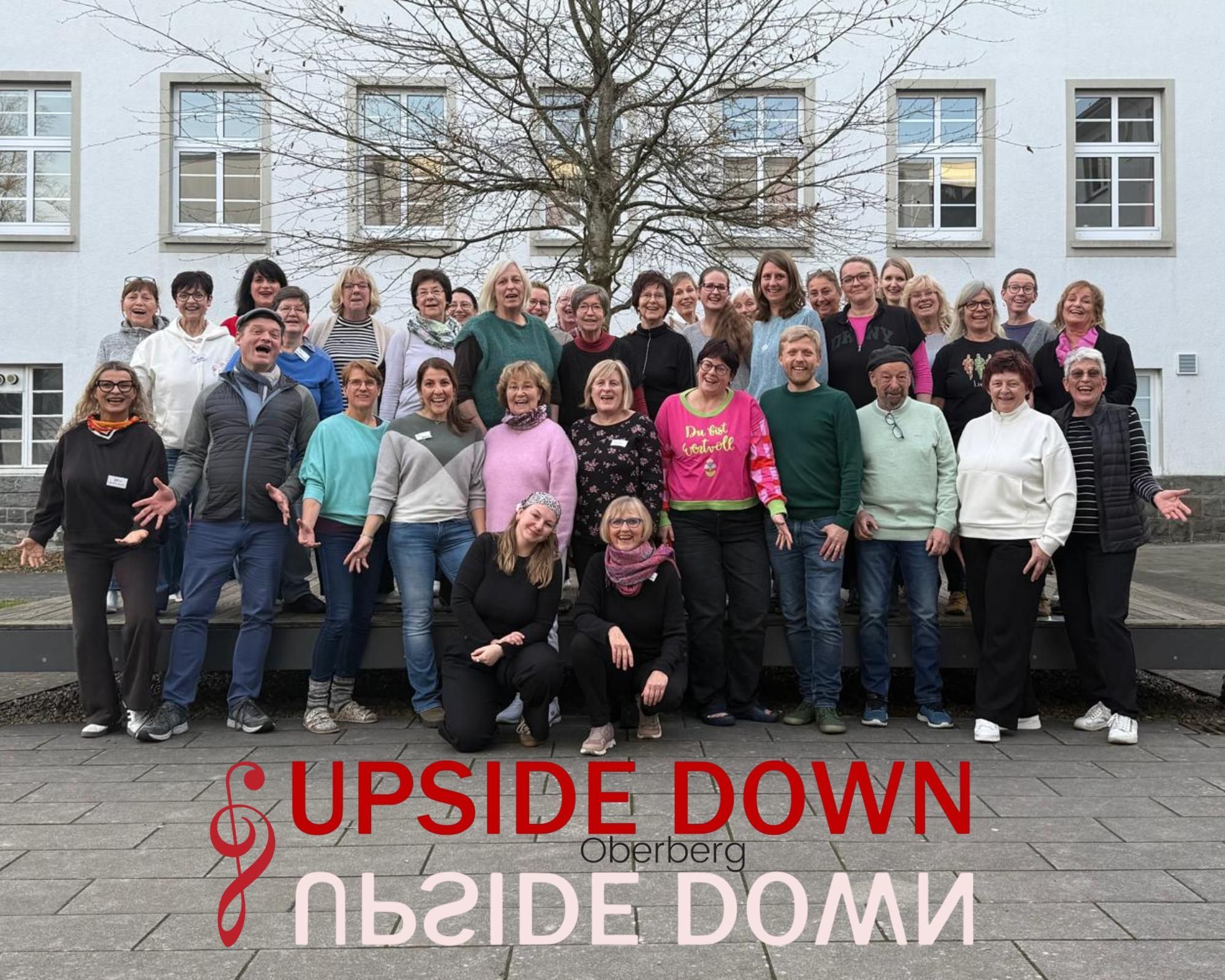 Das Foto zeigt die Sängerinnen und Sänger des Chors "Upside Down"