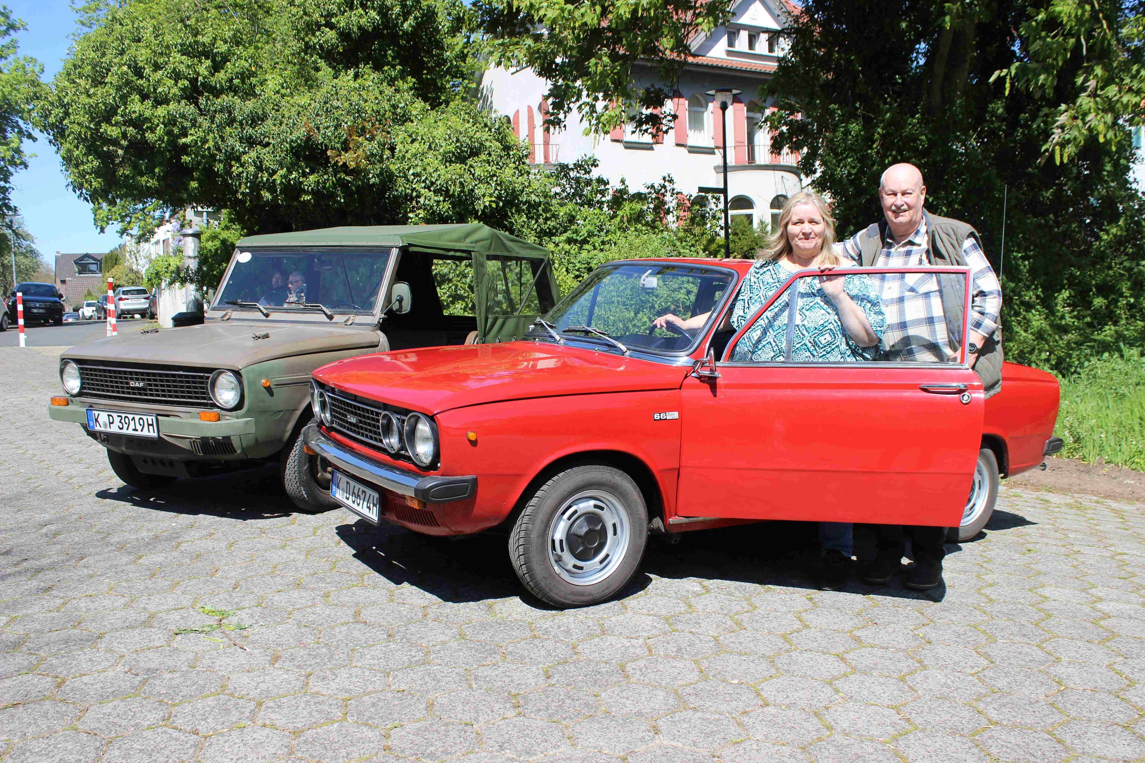 Doris und Helmut Kautz neben ihren Autos