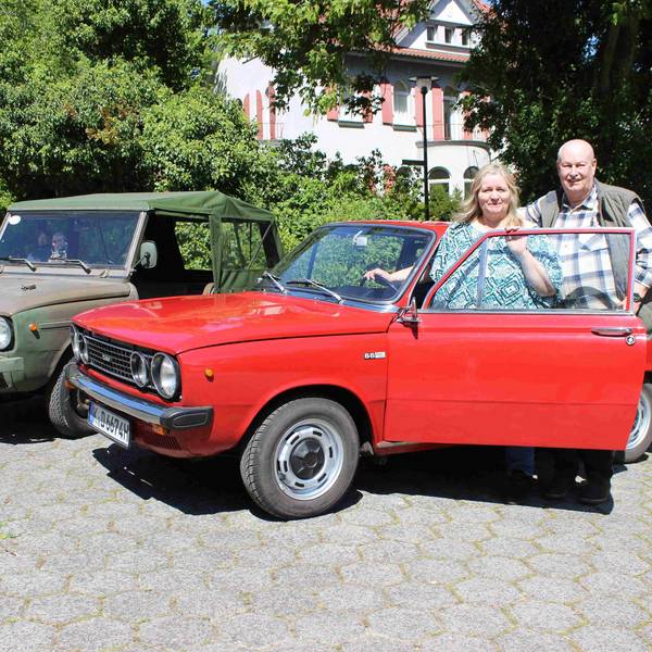 Doris und Helmut Kautz neben ihren Autos