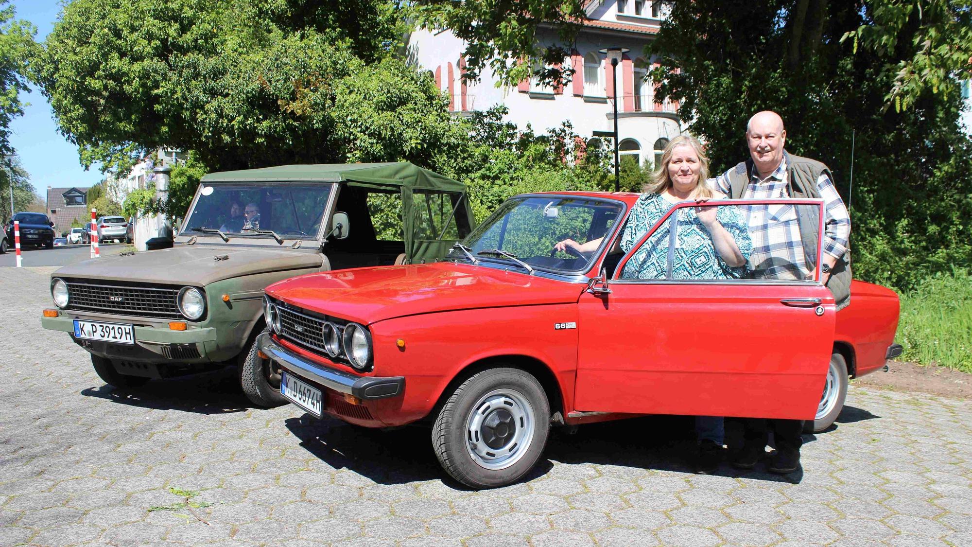 Doris und Helmut Kautz neben ihren Autos