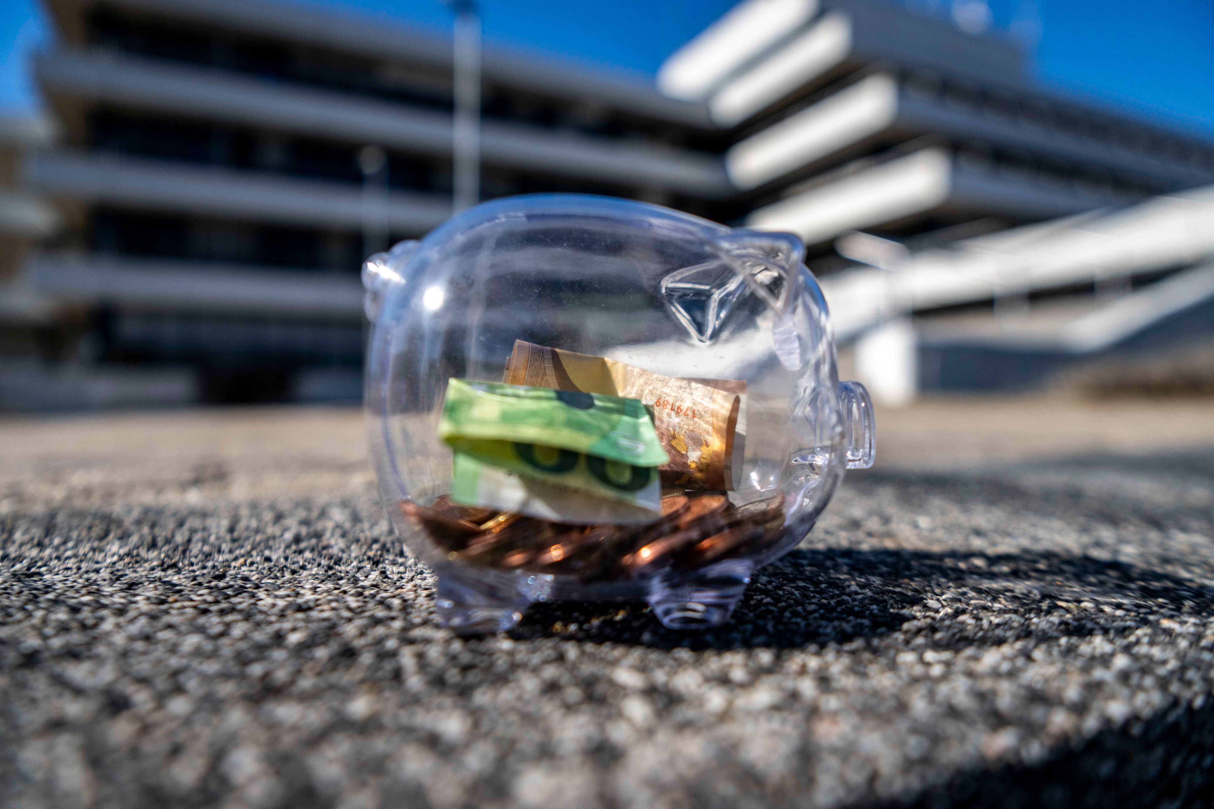 Das Bild zeigt ein gläsernes Sparschwein vor dem Kreishaus.