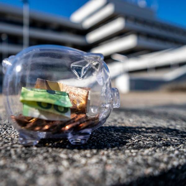 Das Bild zeigt ein gläsernes Sparschwein vor dem Kreishaus.