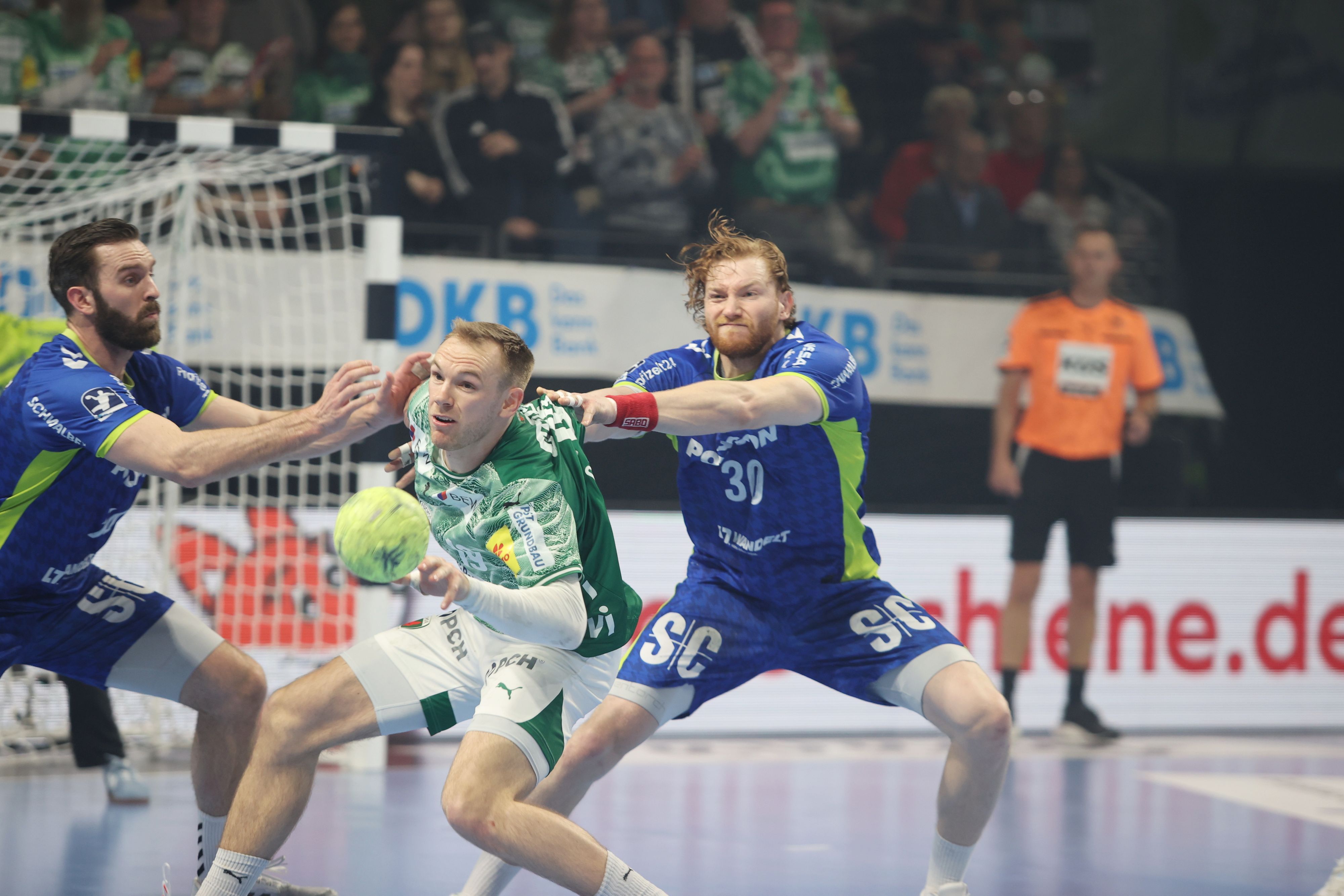 Eine Spielsituation zwischen dem VfL Gummersbach und den Füchsen Berlin.