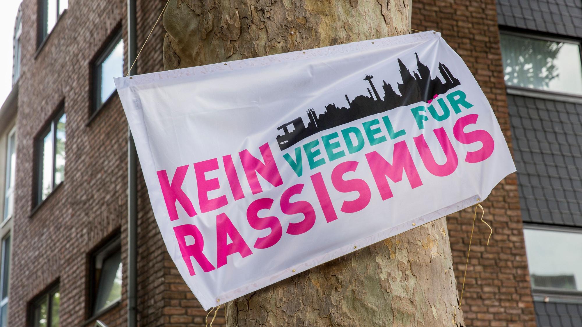 Fahnen der Initiative "Kein Veedel für Rassismus" hängen in den Veedeln.
Im Bild eine Fahne an der Ulrichgasse.