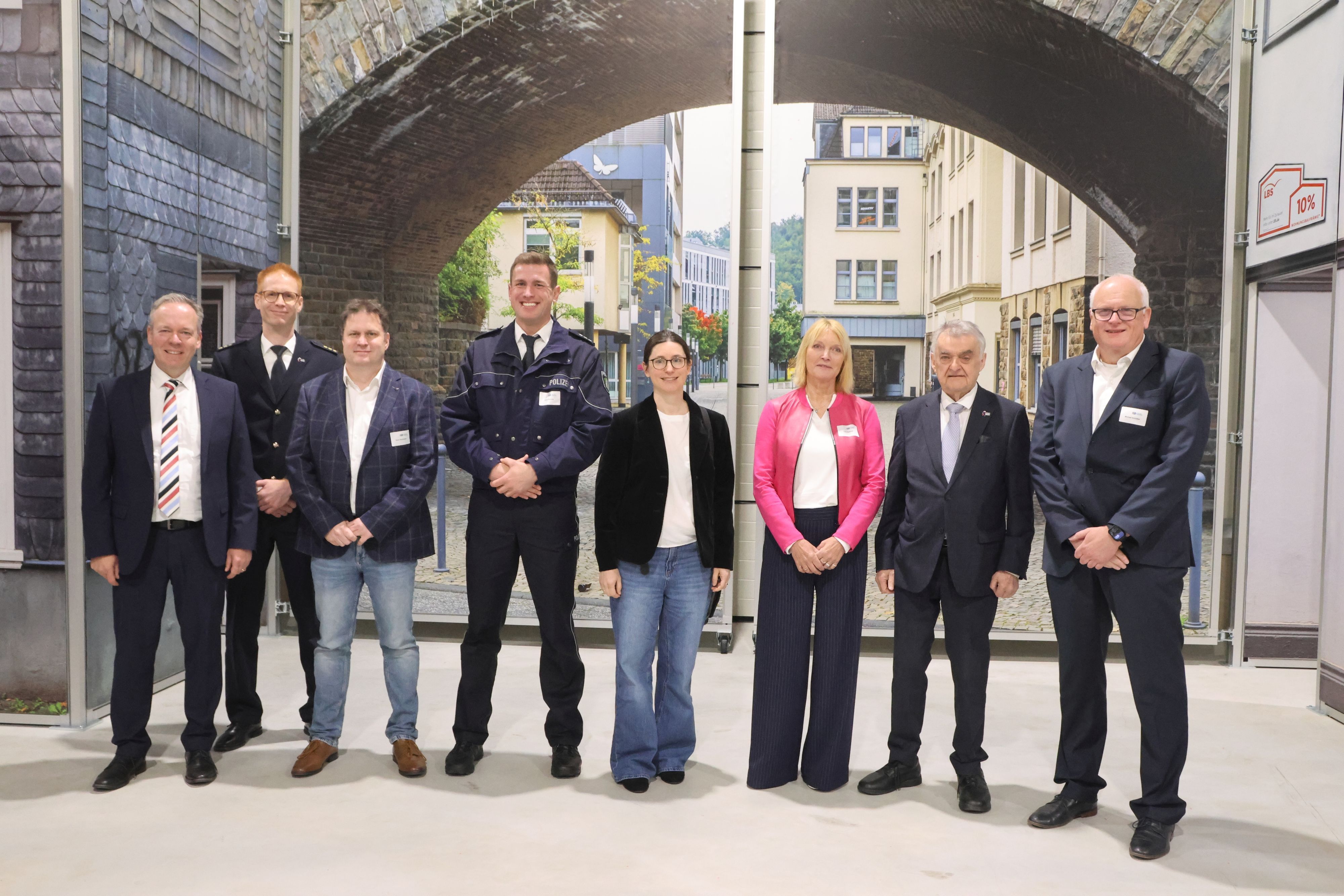 Einweihung RTZ Olpe, Gruppenfoto vor dem Gebäude.