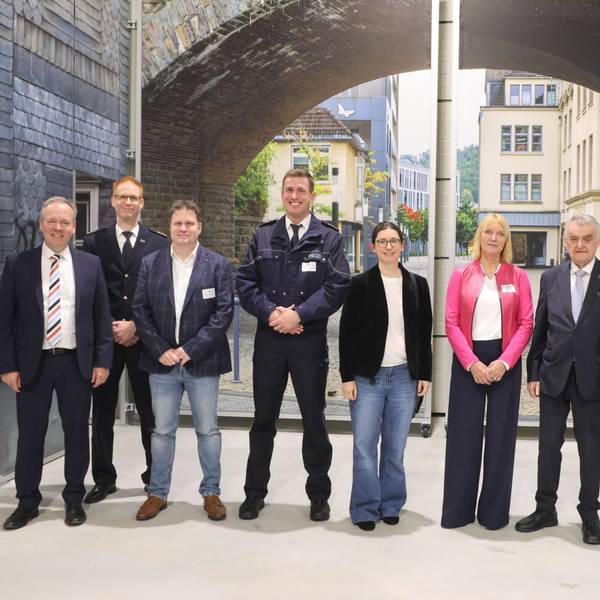 Einweihung RTZ Olpe, Gruppenfoto vor dem Gebäude.