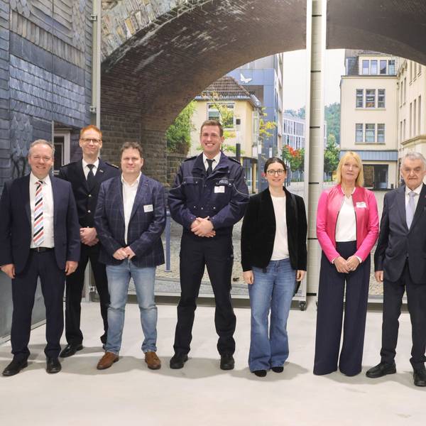 Einweihung RTZ Olpe, Gruppenfoto vor dem Gebäude.